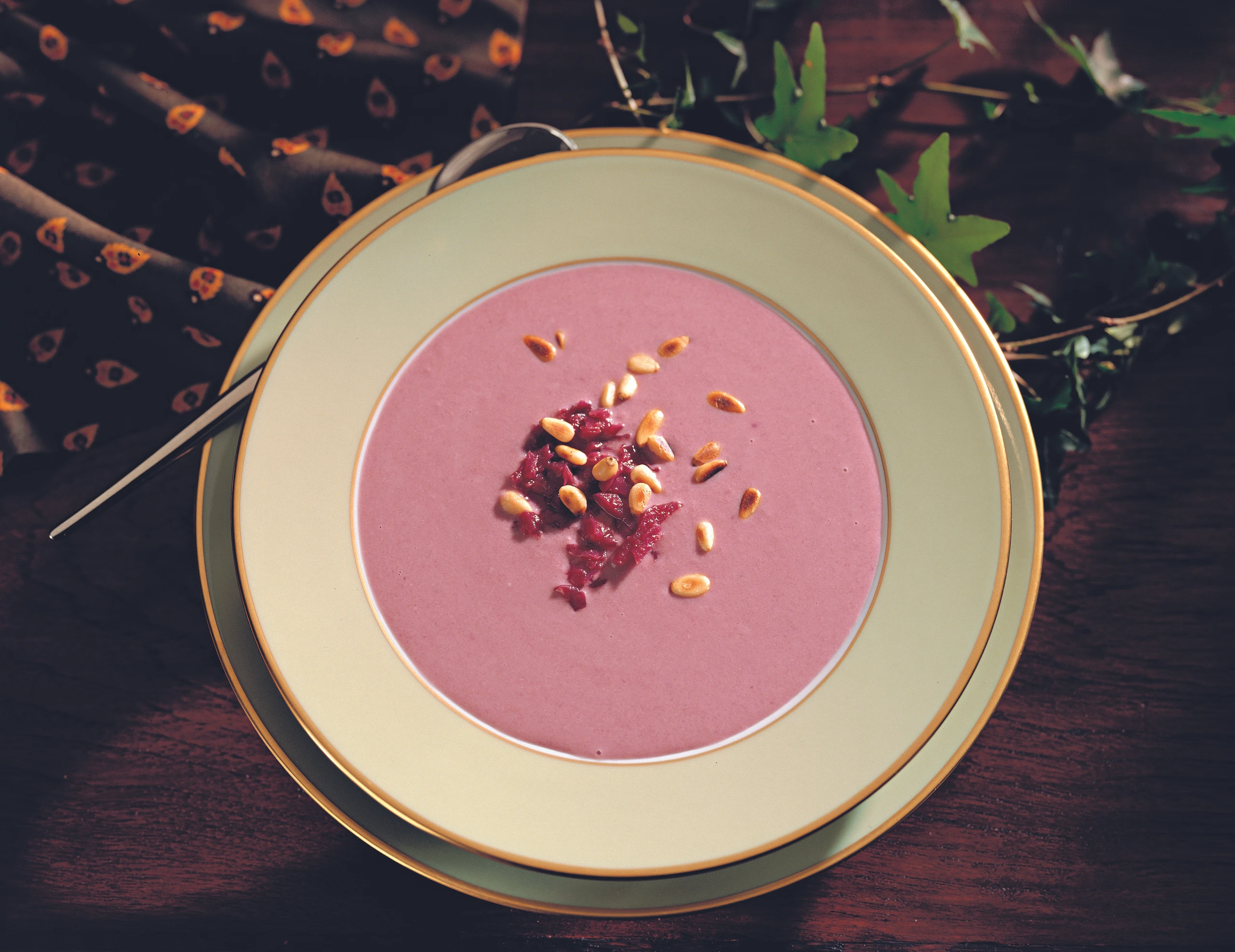 Rotkrautsuppe mit gerösteten Pignoli