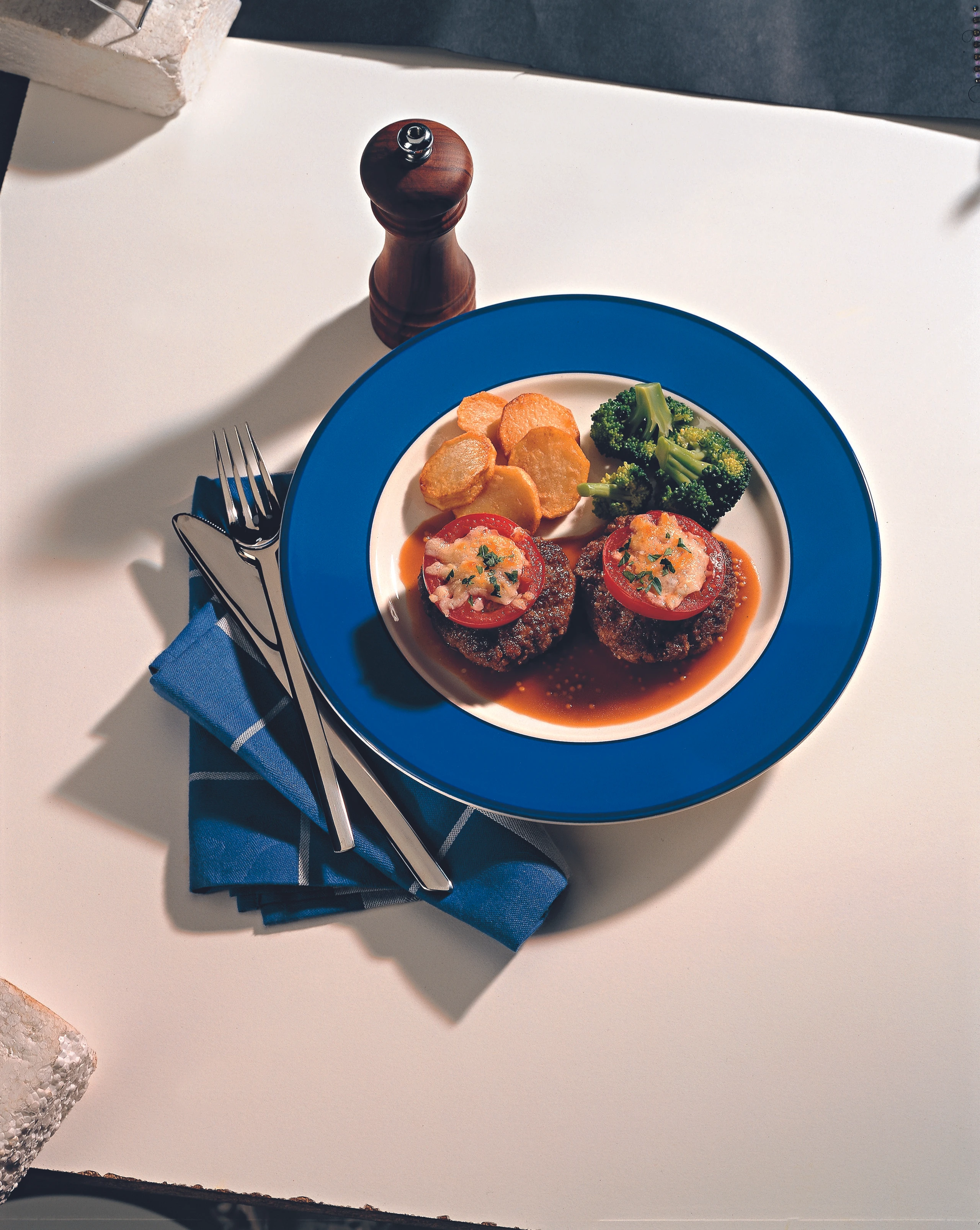 Überbackene Fleischlaibchen mit Braterdäpfeln und Senfsauce