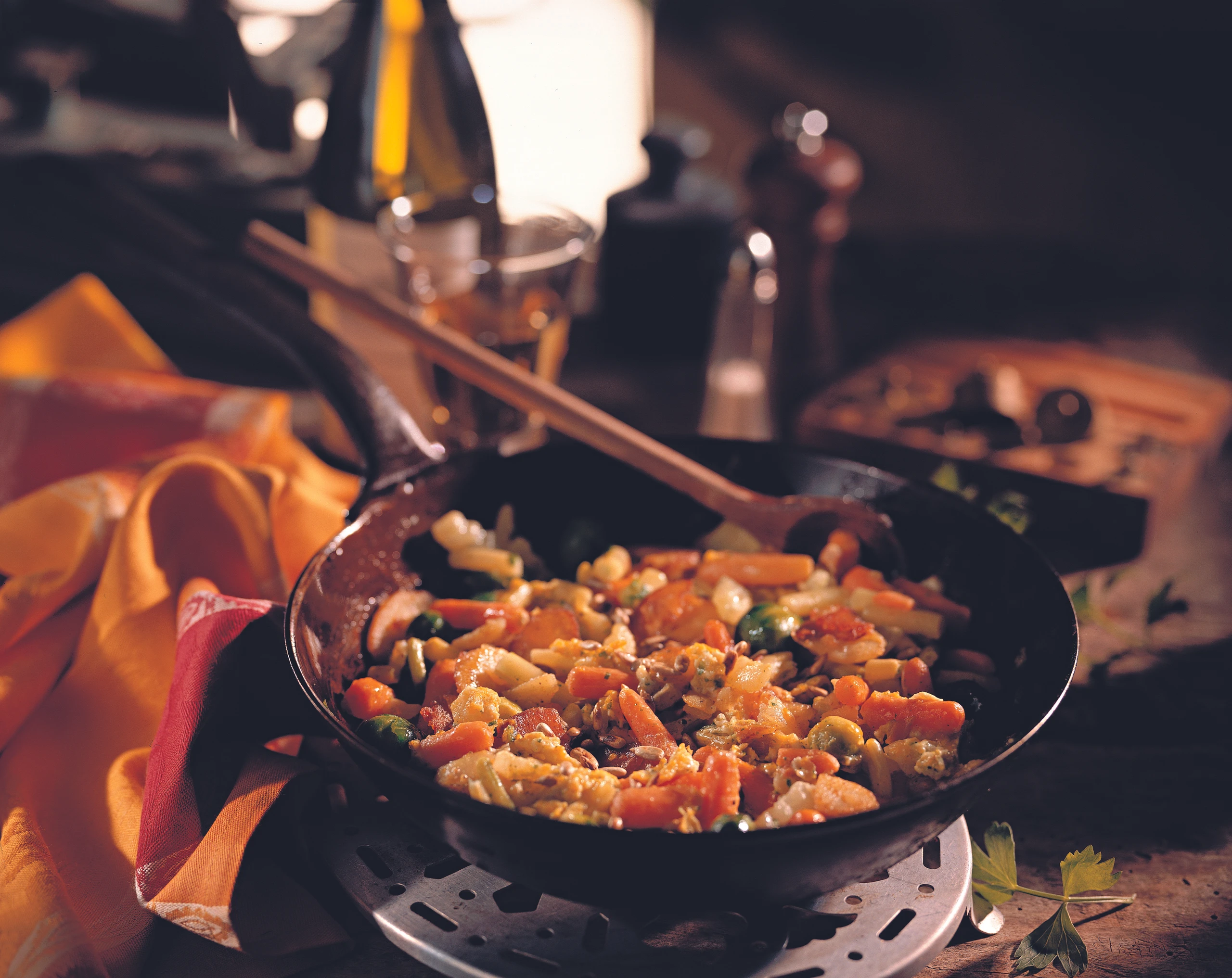 Gemüse-Gröstel mit Ei und Sonnenblumenkernen