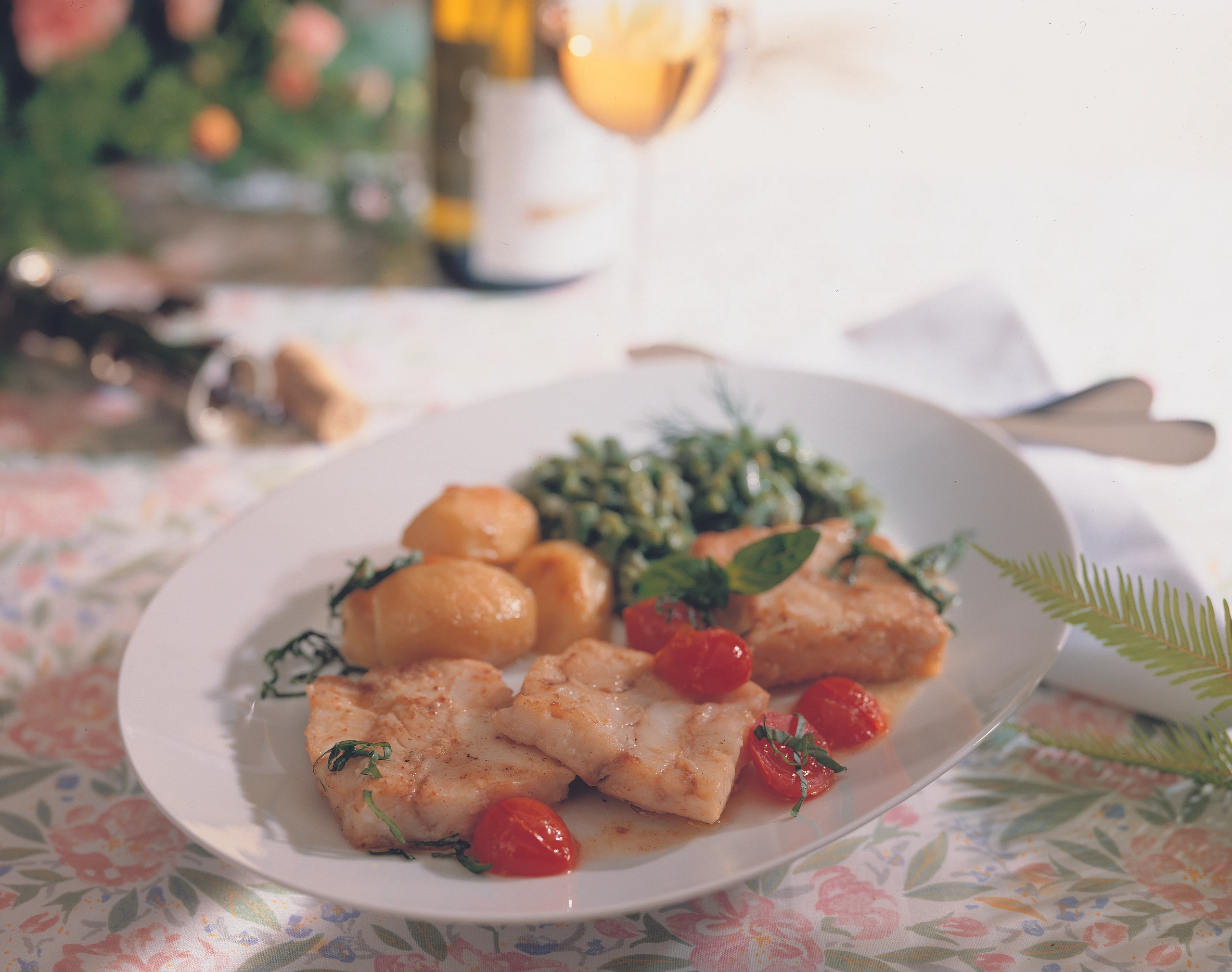 Seehechtfilet auf Rahmfisolen mit Paradeisern