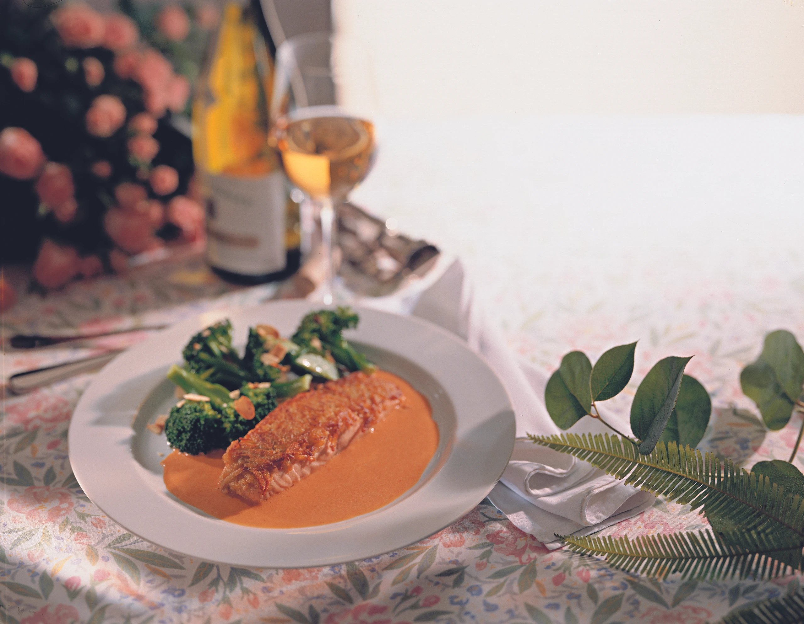 Lachsfilet mit Erdäpfelkruste und Paprikasauce