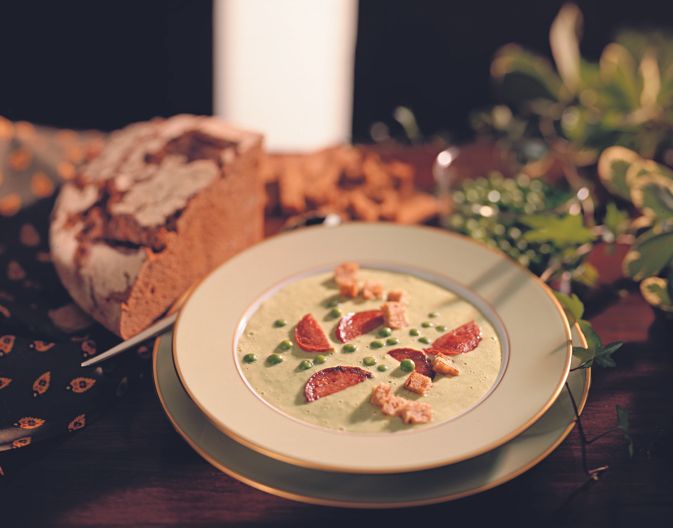 Erbsensuppe mit Wurst und knusprigen Brotwürfeln