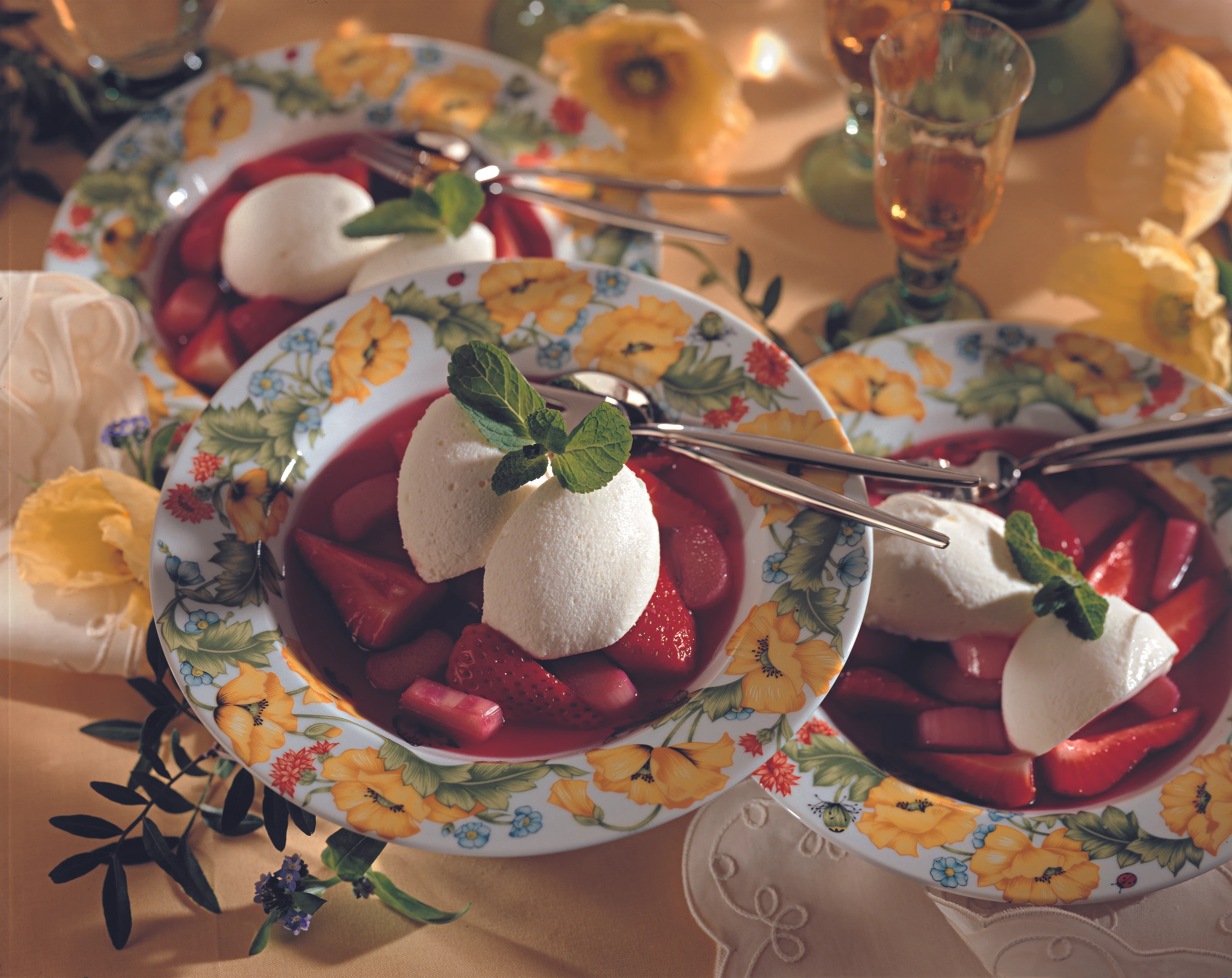 Buttermilchnockerl mit Erdbeer-Rhabarbersalat