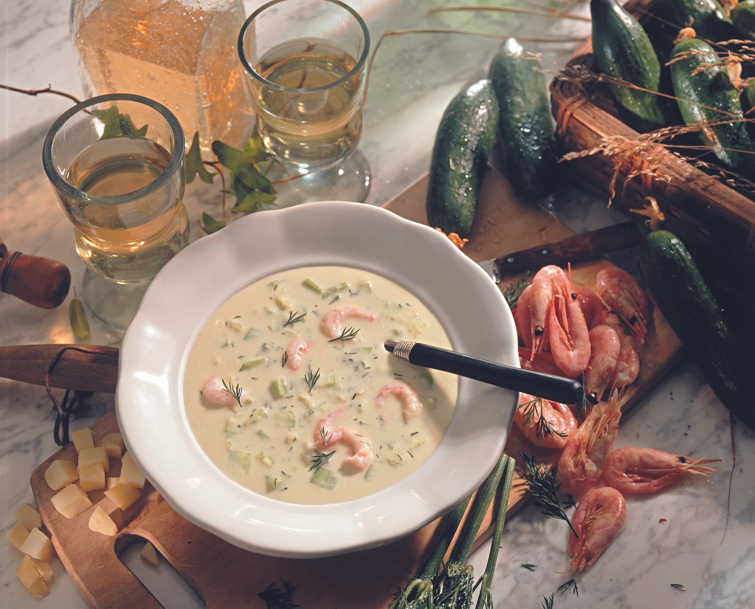 Kalte Gurkensuppe mit Erdäpfeln und Shrimps