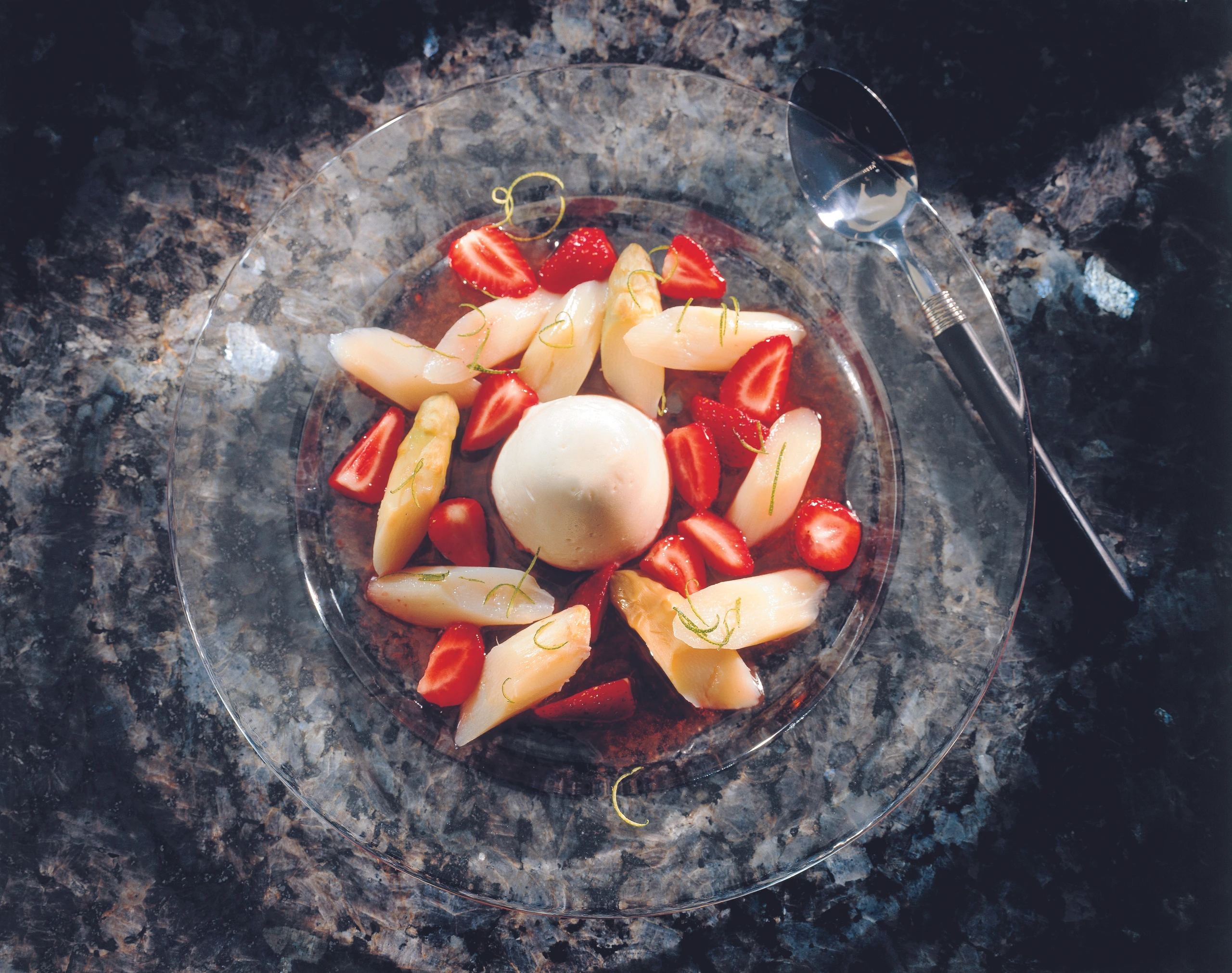 Spargel-Erdbeer-Salat mit Weincreme