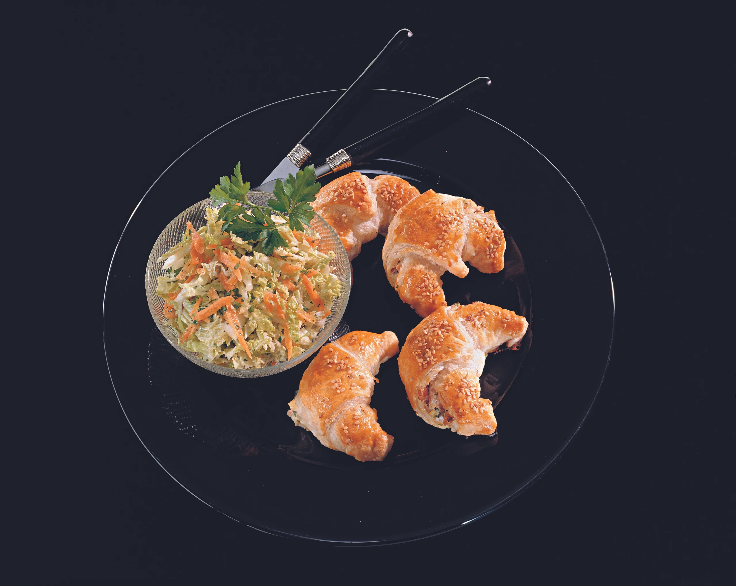 Schinken-Gervais-Kipferln mit Chinakohlsalat