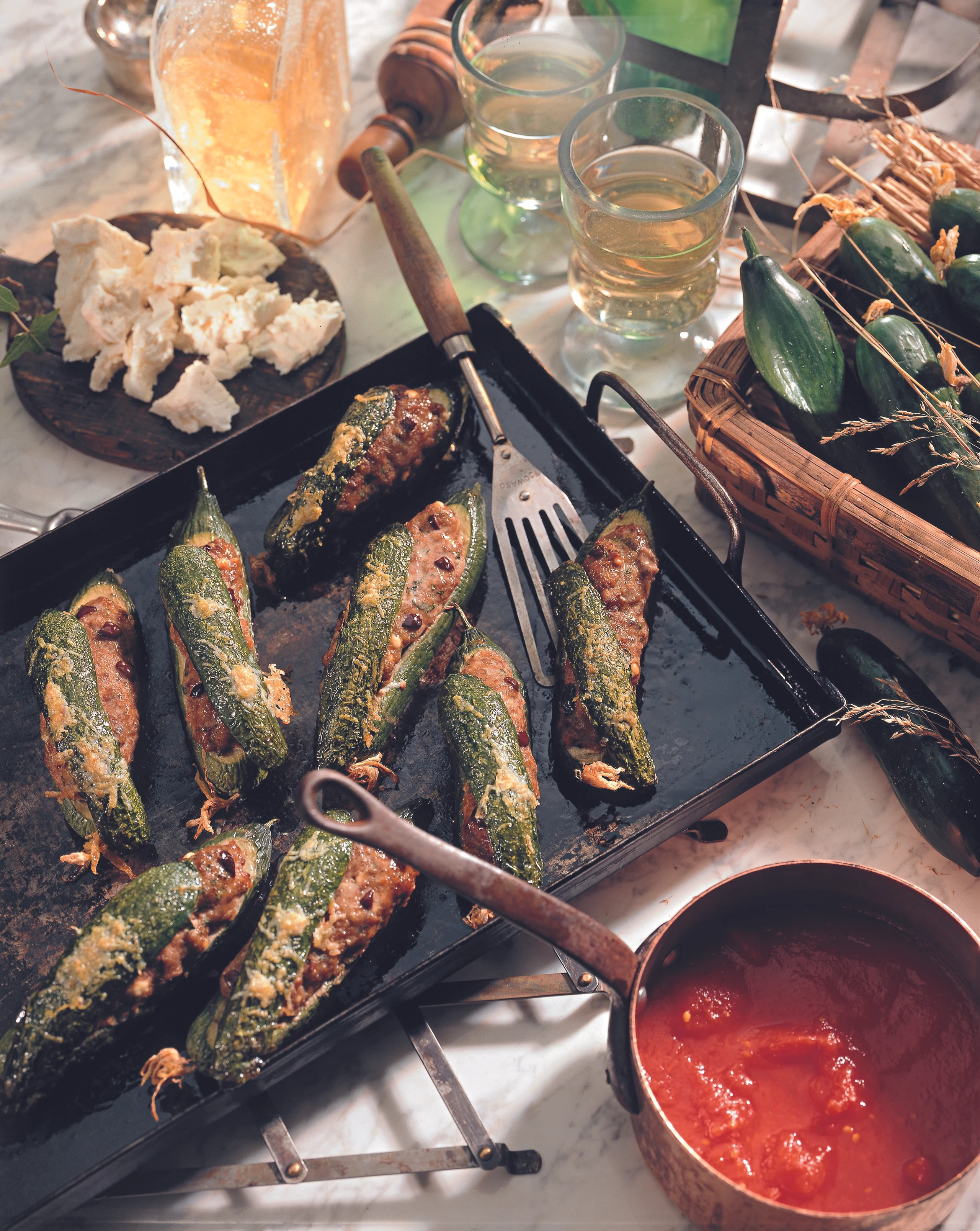 Griechisch gefüllte Gurken mit Paradeissauce