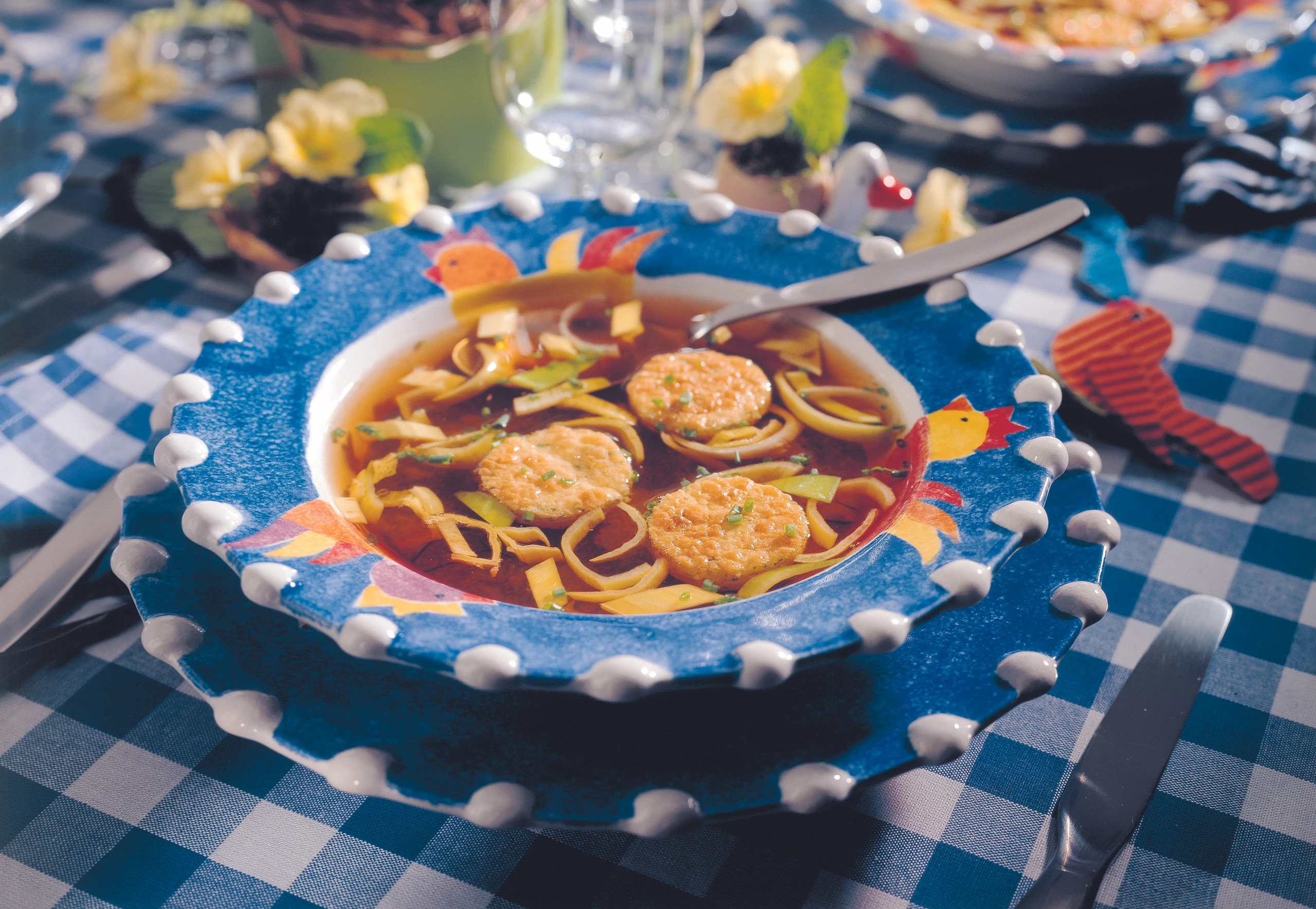 © GUSTO / Stefan Liewehr Klare Hühnersuppe mit Grießdukaten