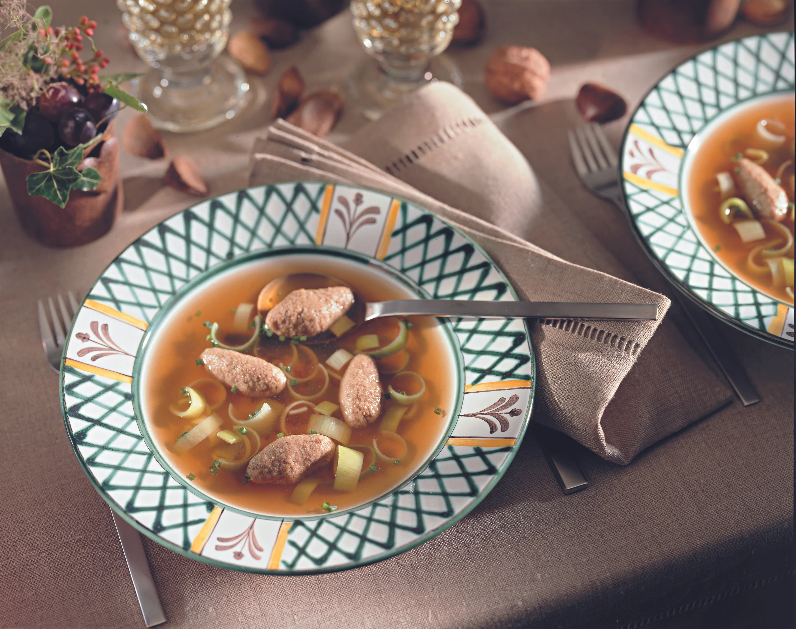Suppe mit Hühnerlebernockerln und Lauch