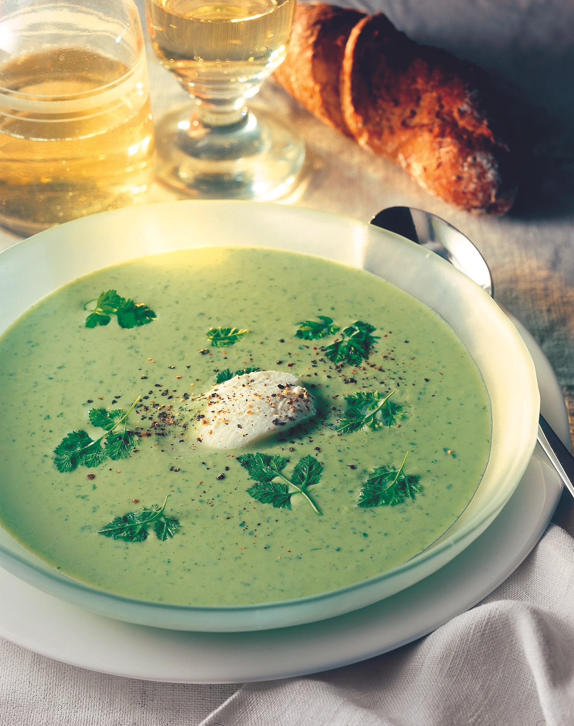 Kalte Buttermilchsuppe mit Kräutern