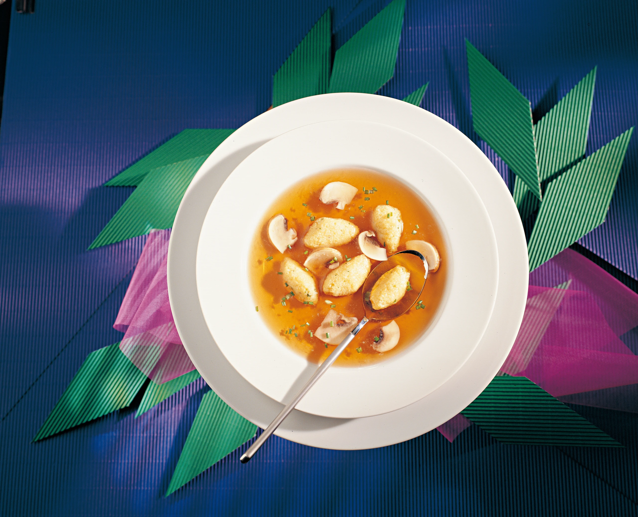 Klare Suppe mit Maisgrießnockerln