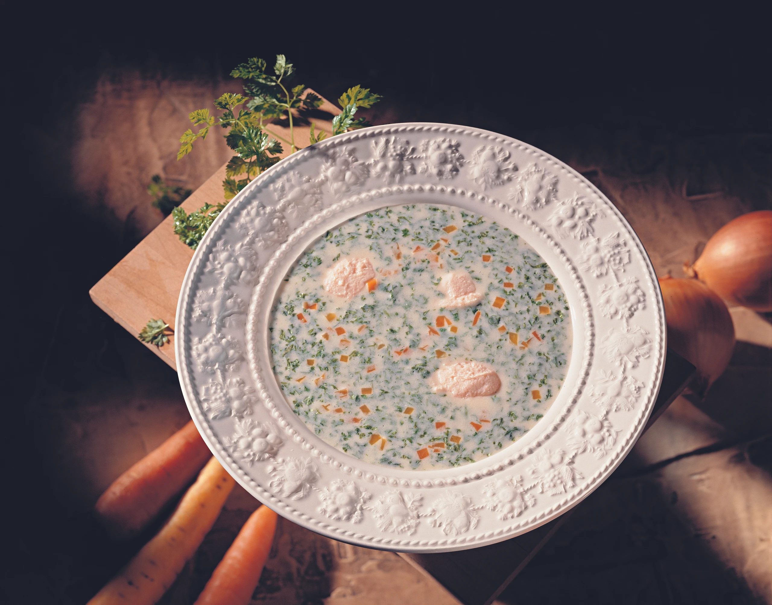 Kerbelsuppe mit Gemüse und Lachsnockerln