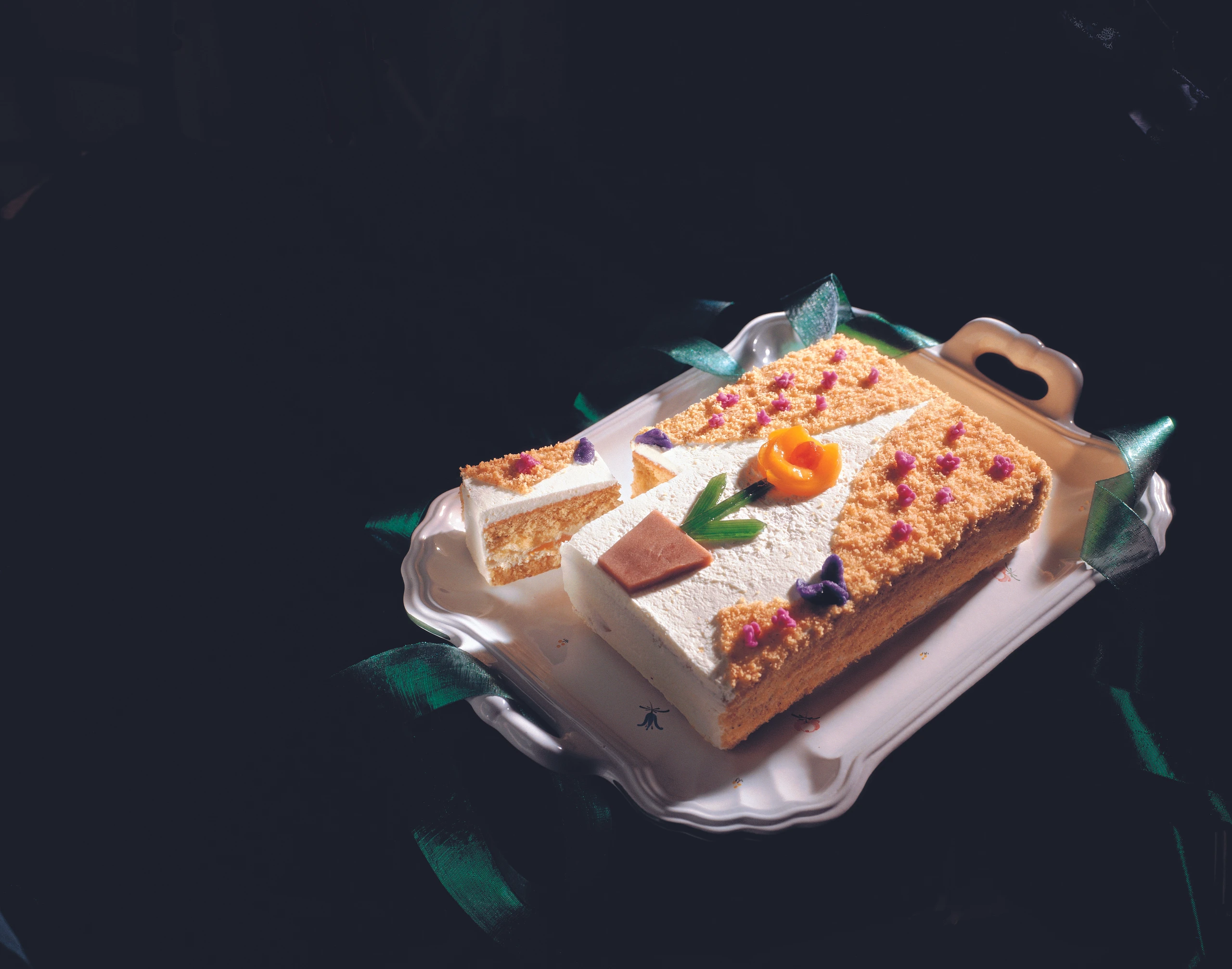 Pfirsich-Mandelkuchen mit Blütendekor