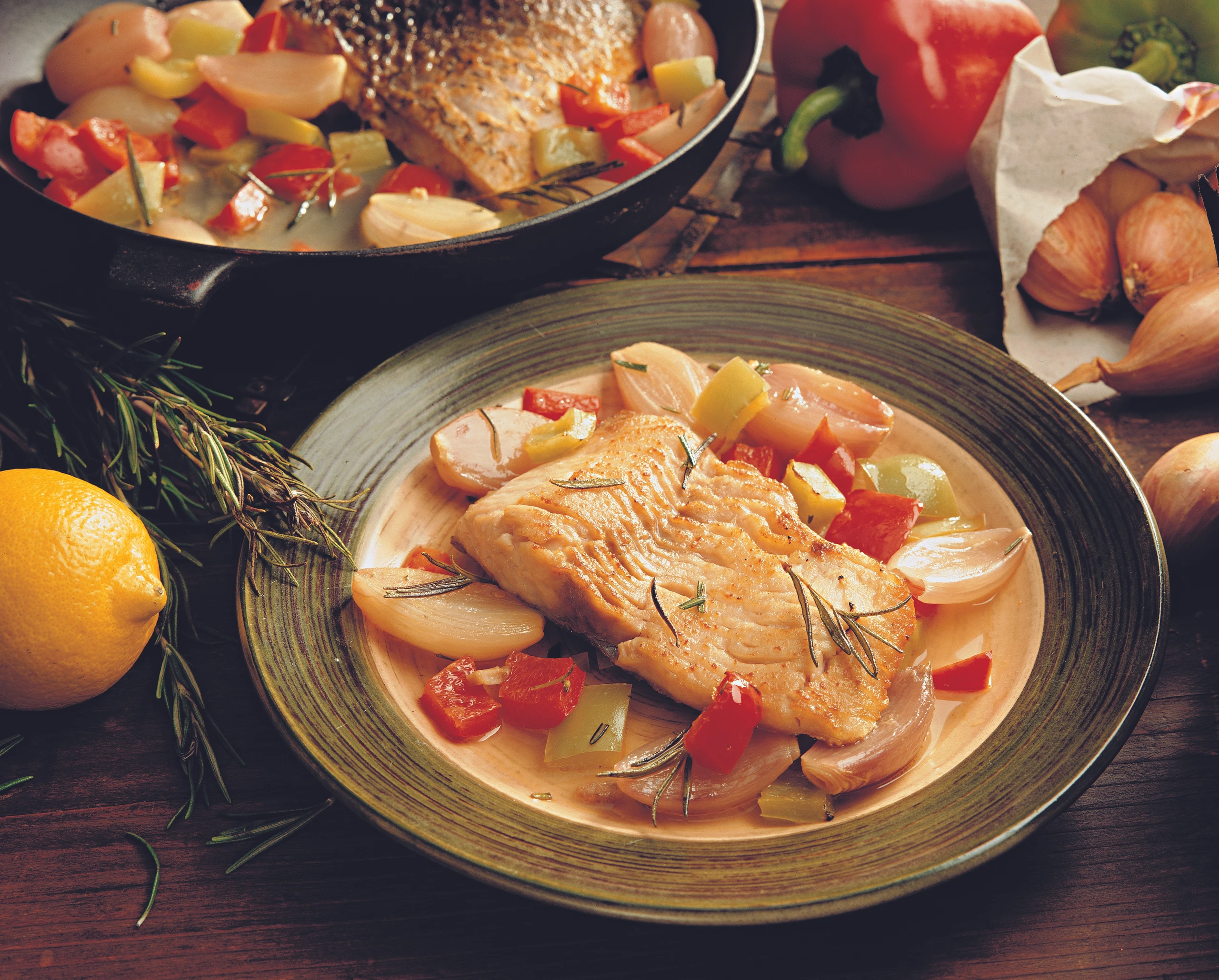 Karpfenfilets mit Schalotten und Paprika