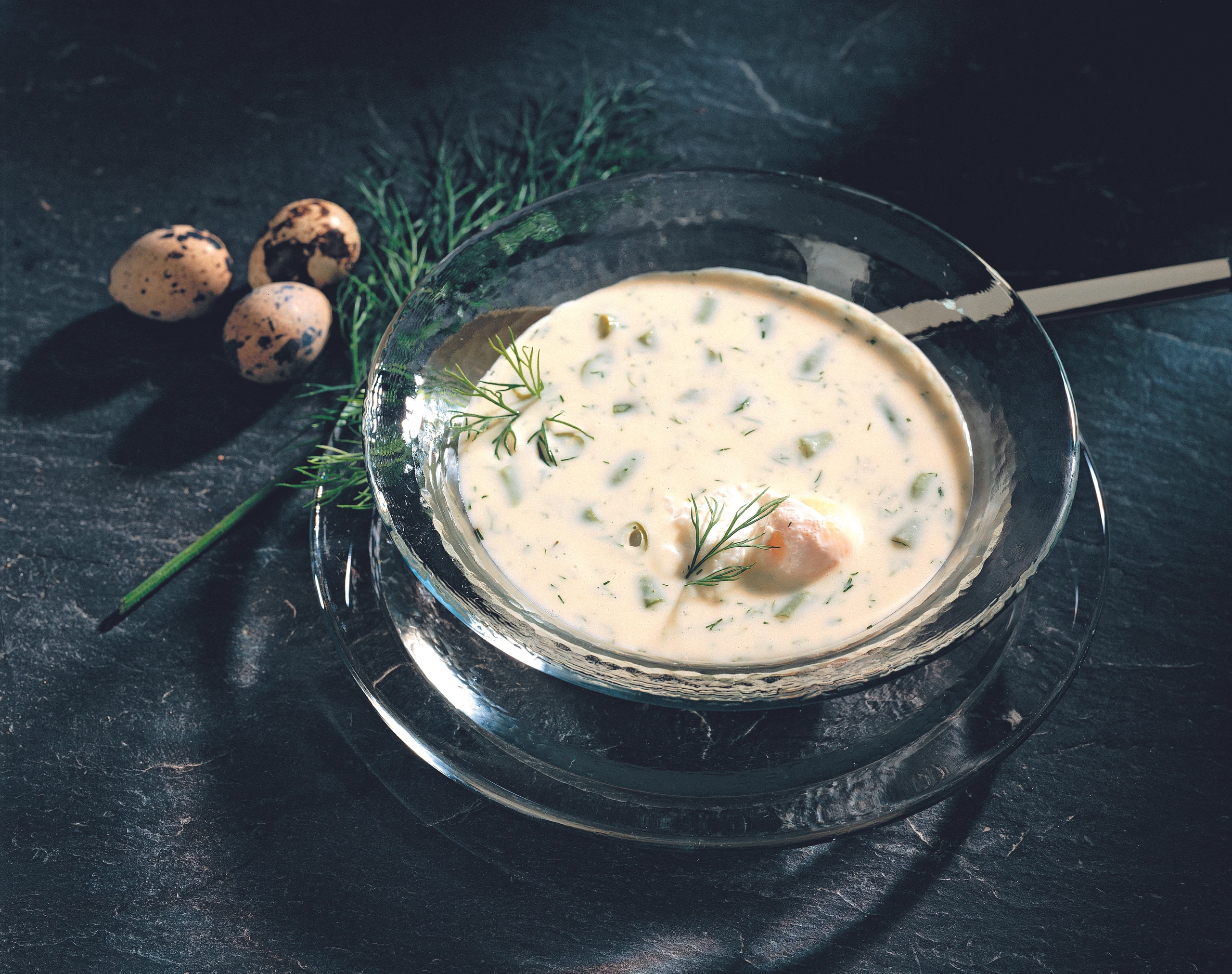 Suppe mit Dille und pochierten Wachteleiern
