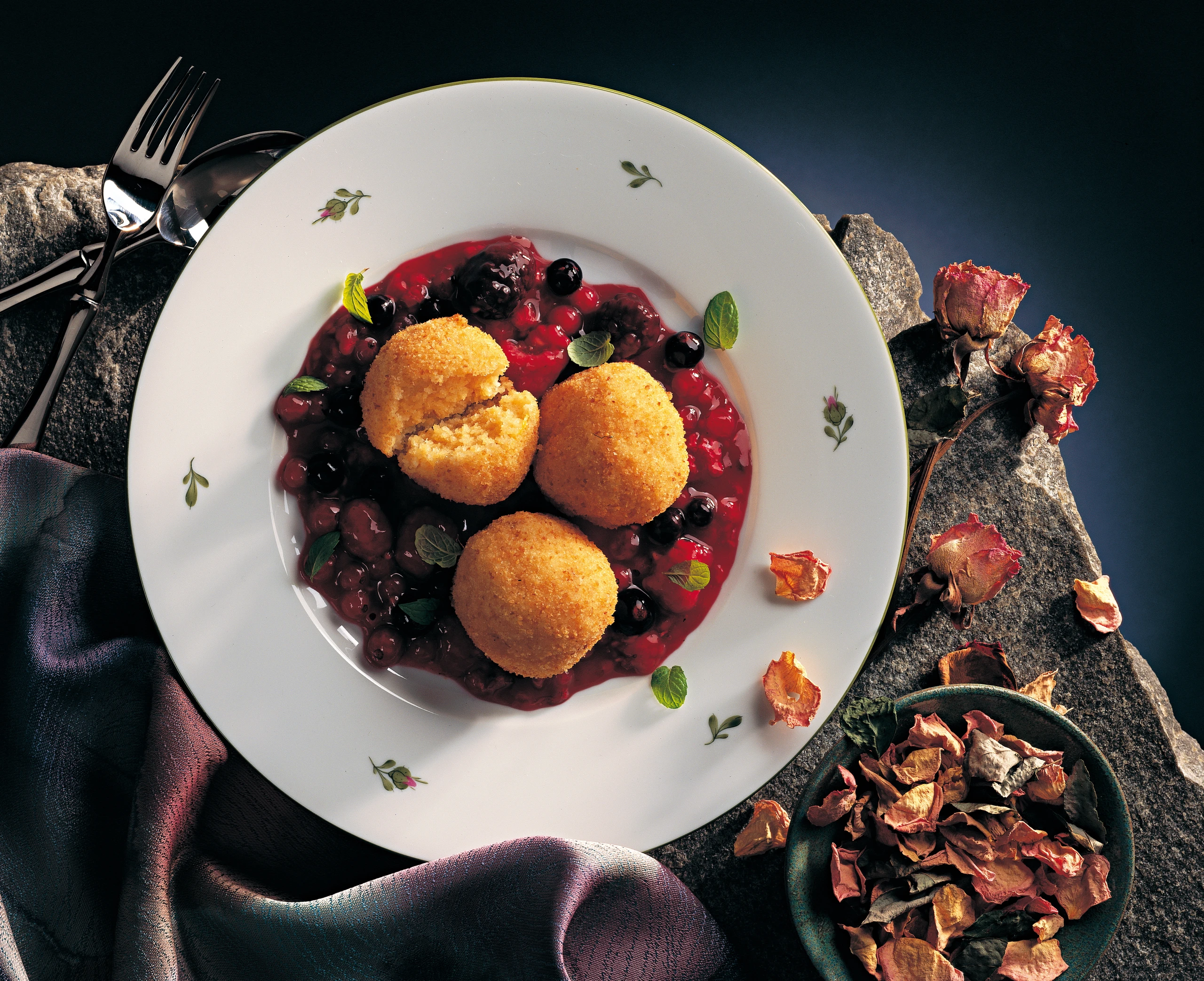 Grießknödel mit Butterbröseln auf Rum-Beeren