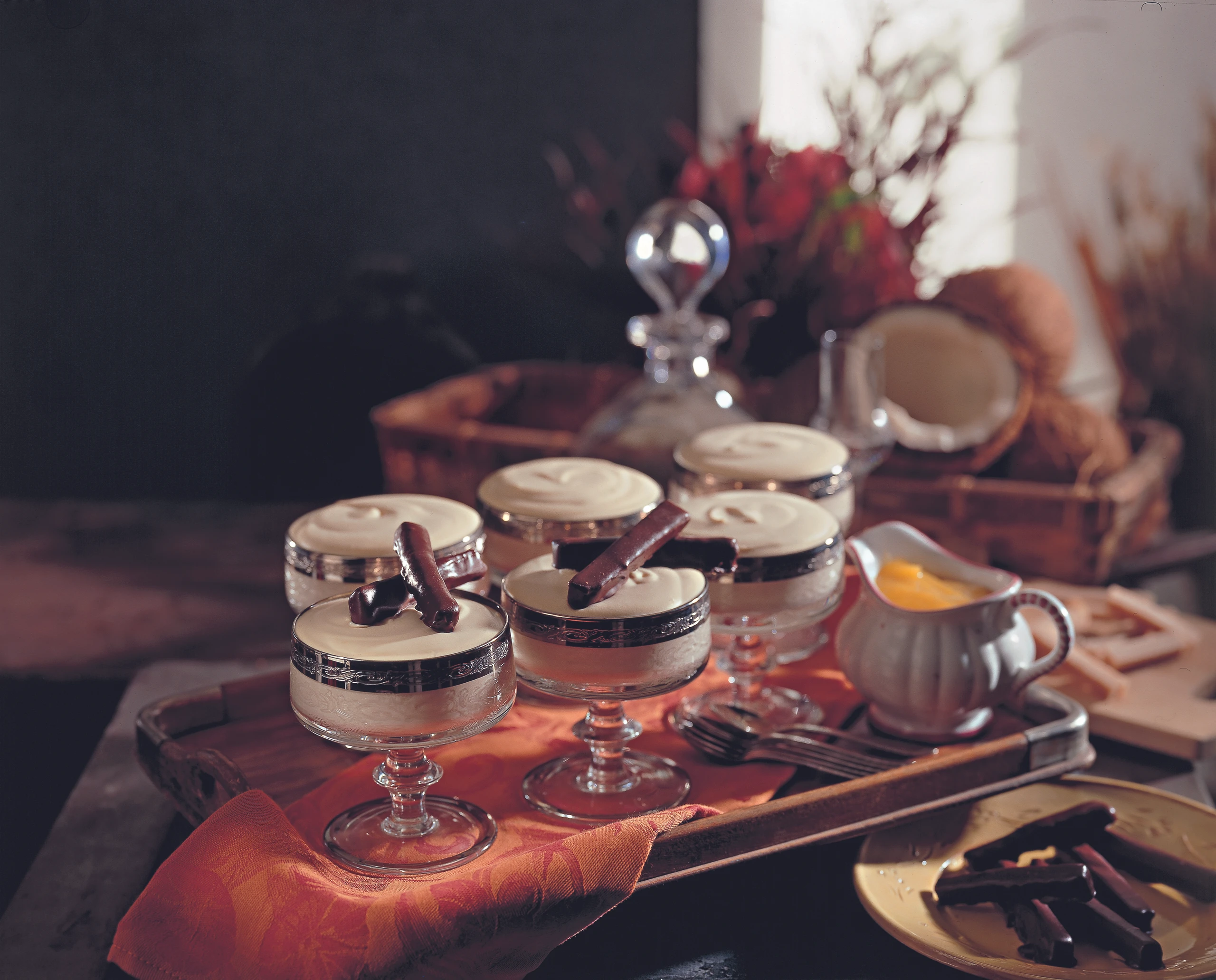 Kokoscreme mit getunkten Kokosstangerln