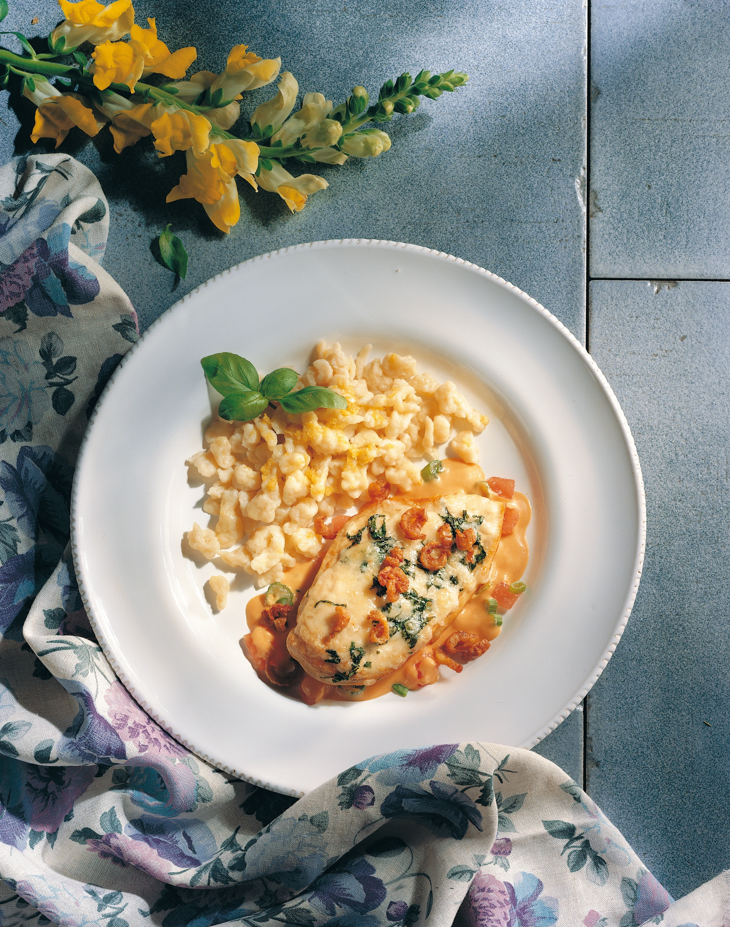 Gratinierte Hühnerbrust mit Jungzwiebel-Paradeis-Sauce