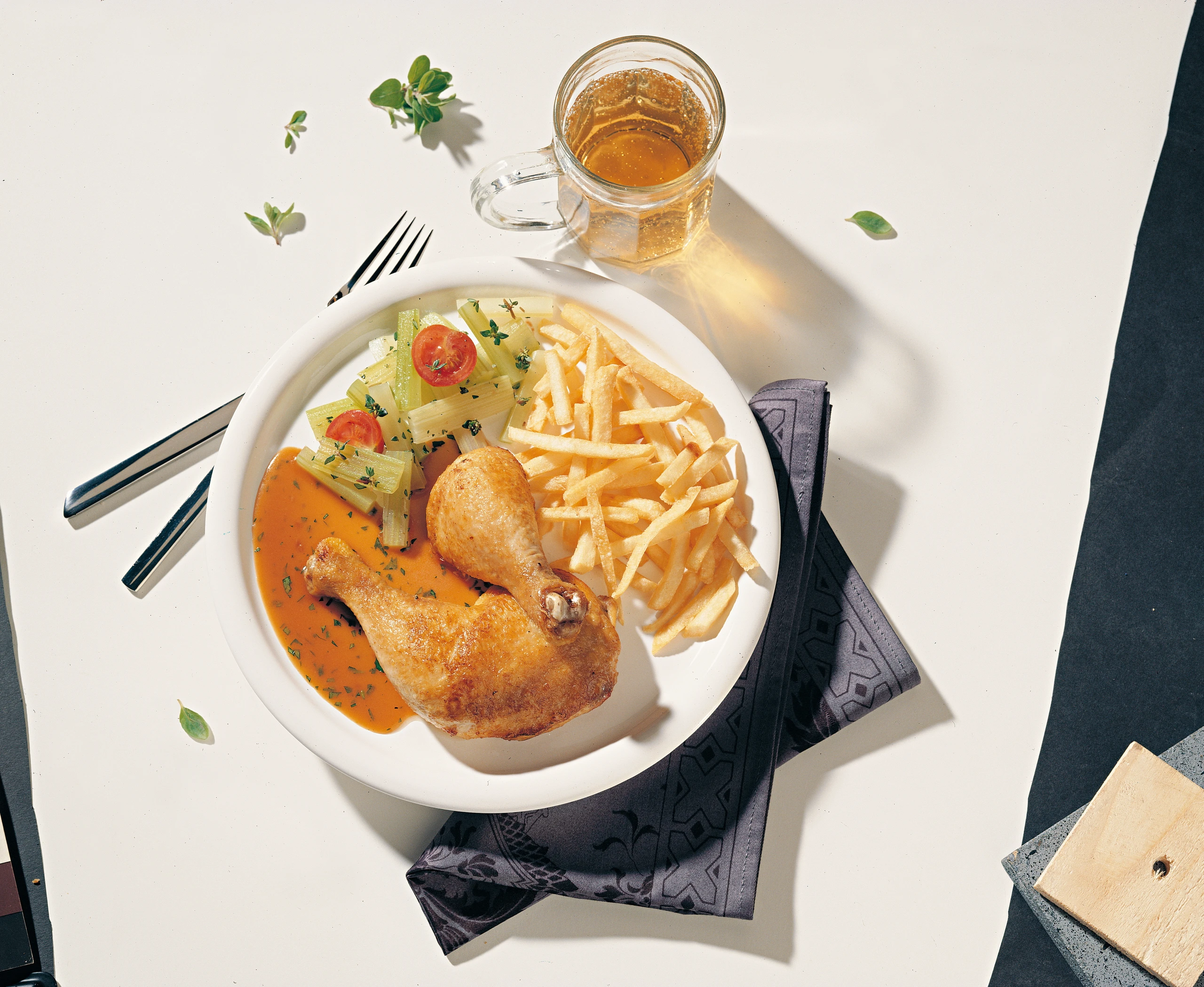 Geschmorte Hühnerkeulen mit Knoblauchsafterl