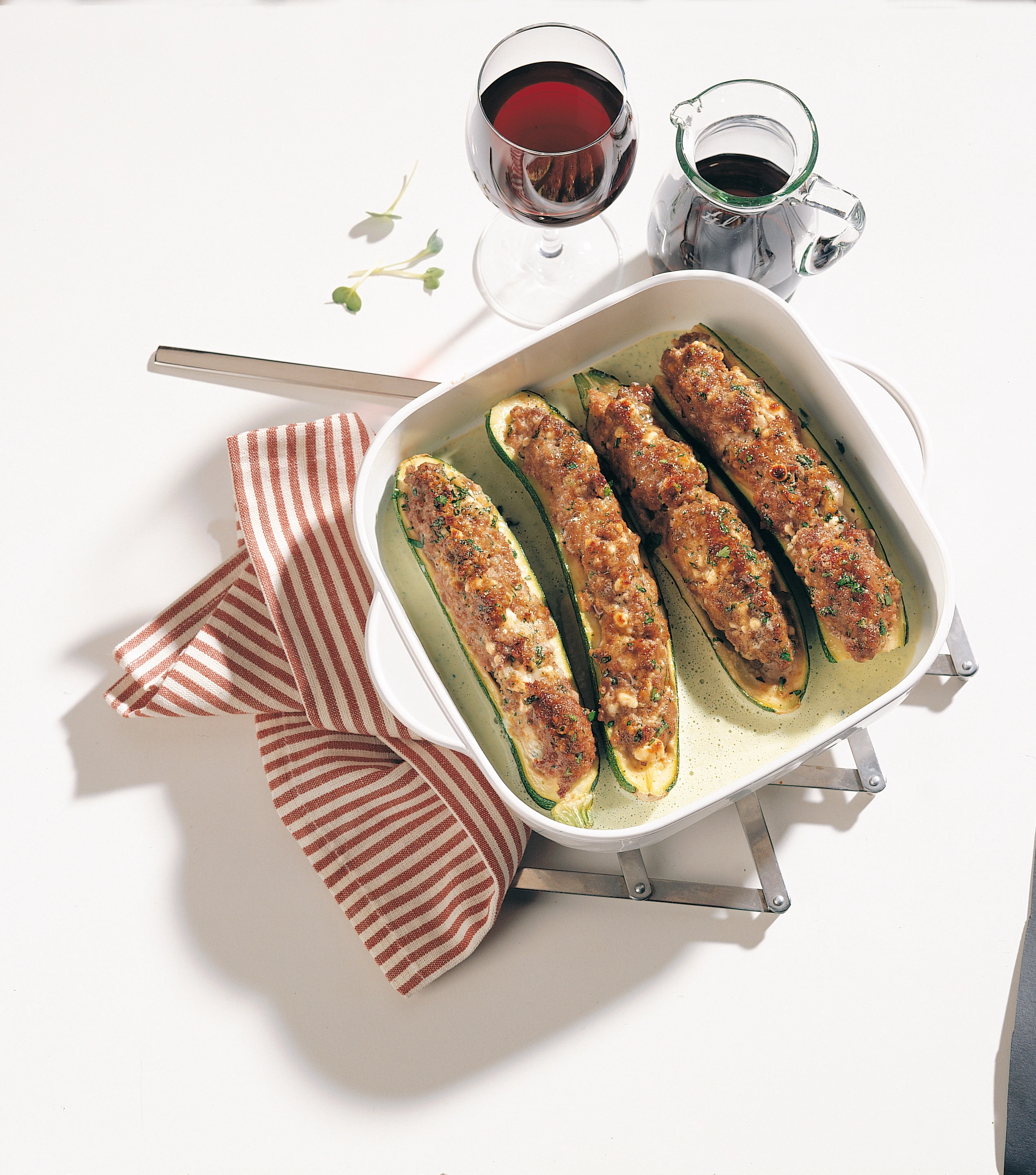 Mit Faschiertem gefüllte Zucchini auf Kressesauce