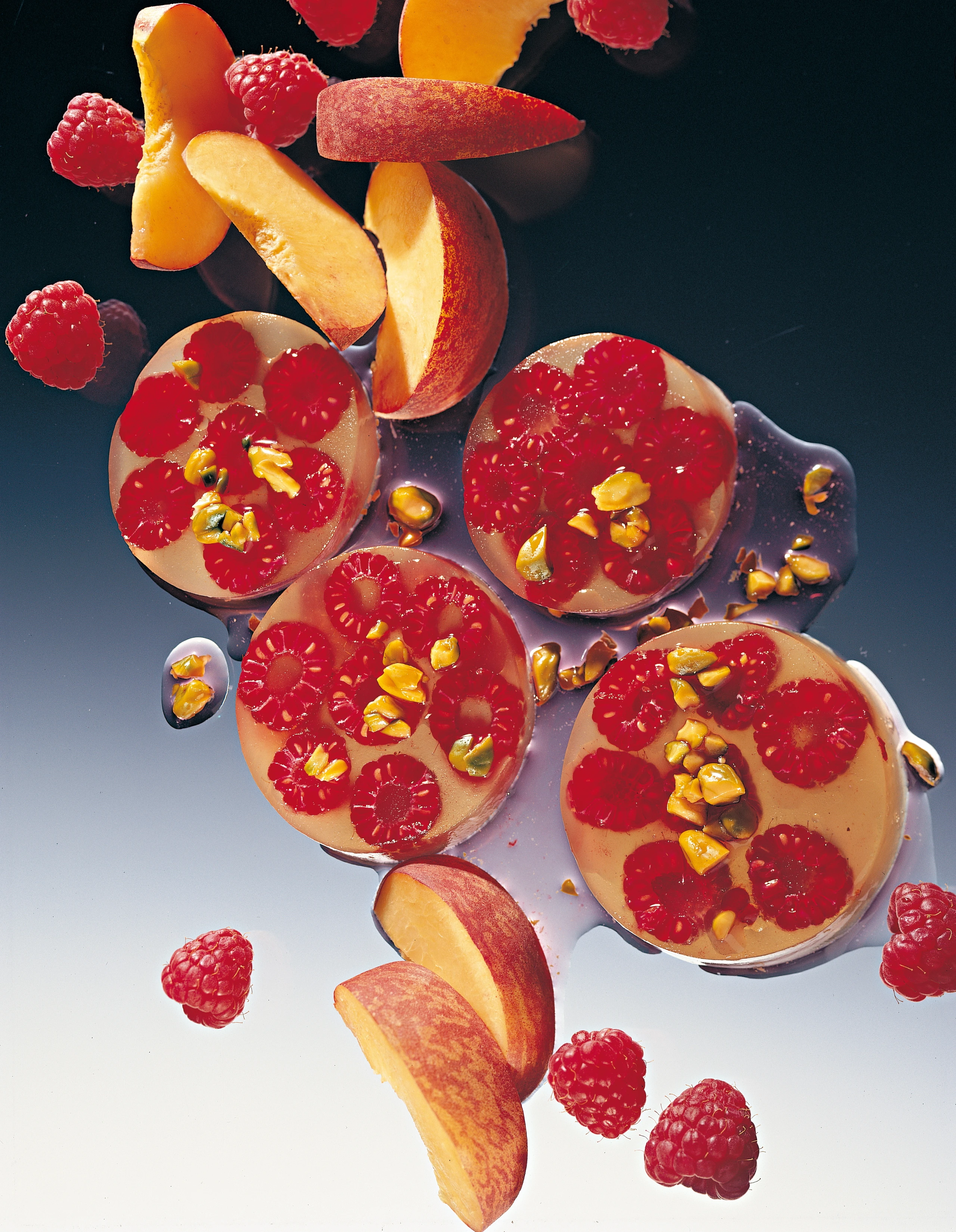 Pfirsichgelee mit Himbeeren