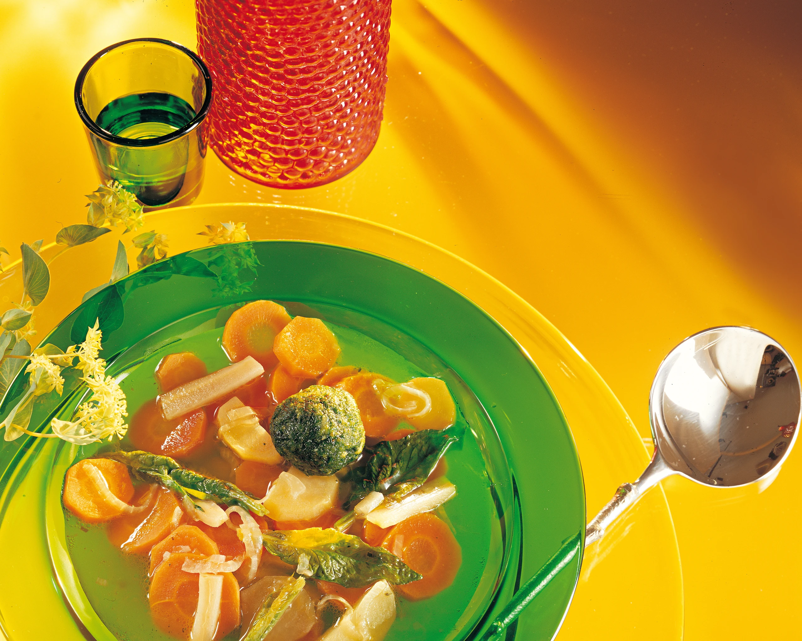 Gemüsesuppe mit Karotten und Kräuterpesto