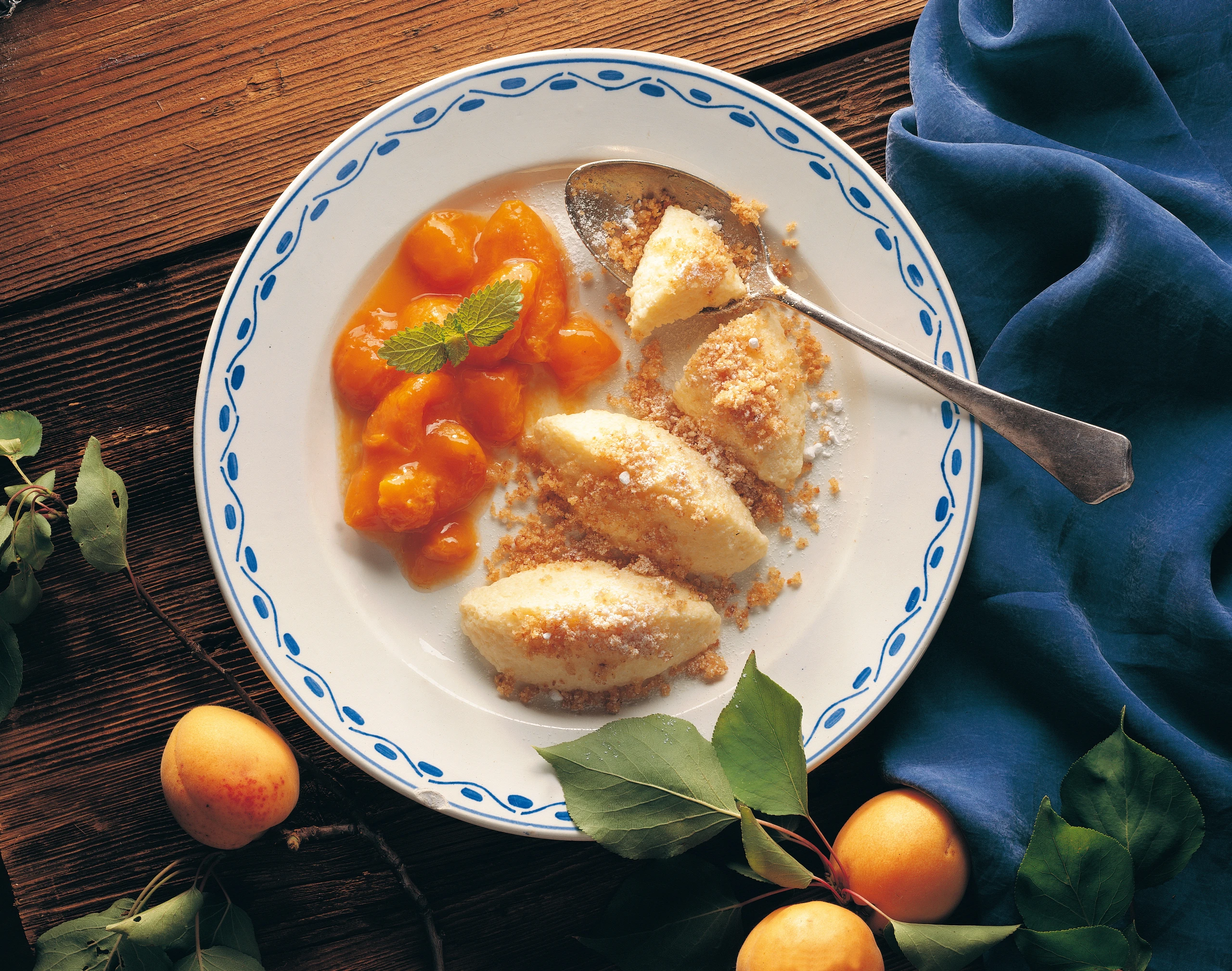 Topfennockerl mit Butterbröseln und Marillenröster