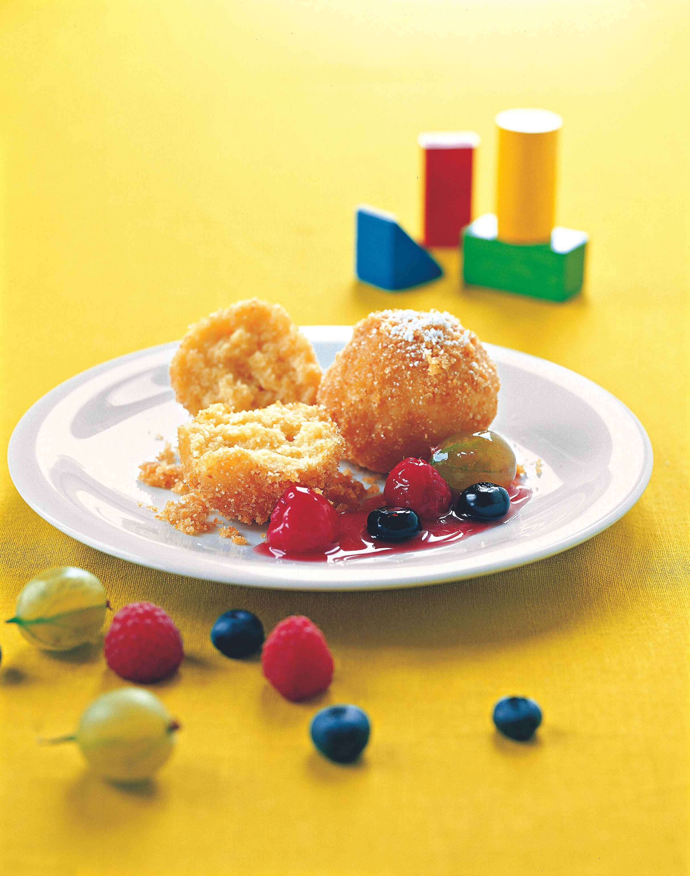 Topfenknödel mit Beerenragout