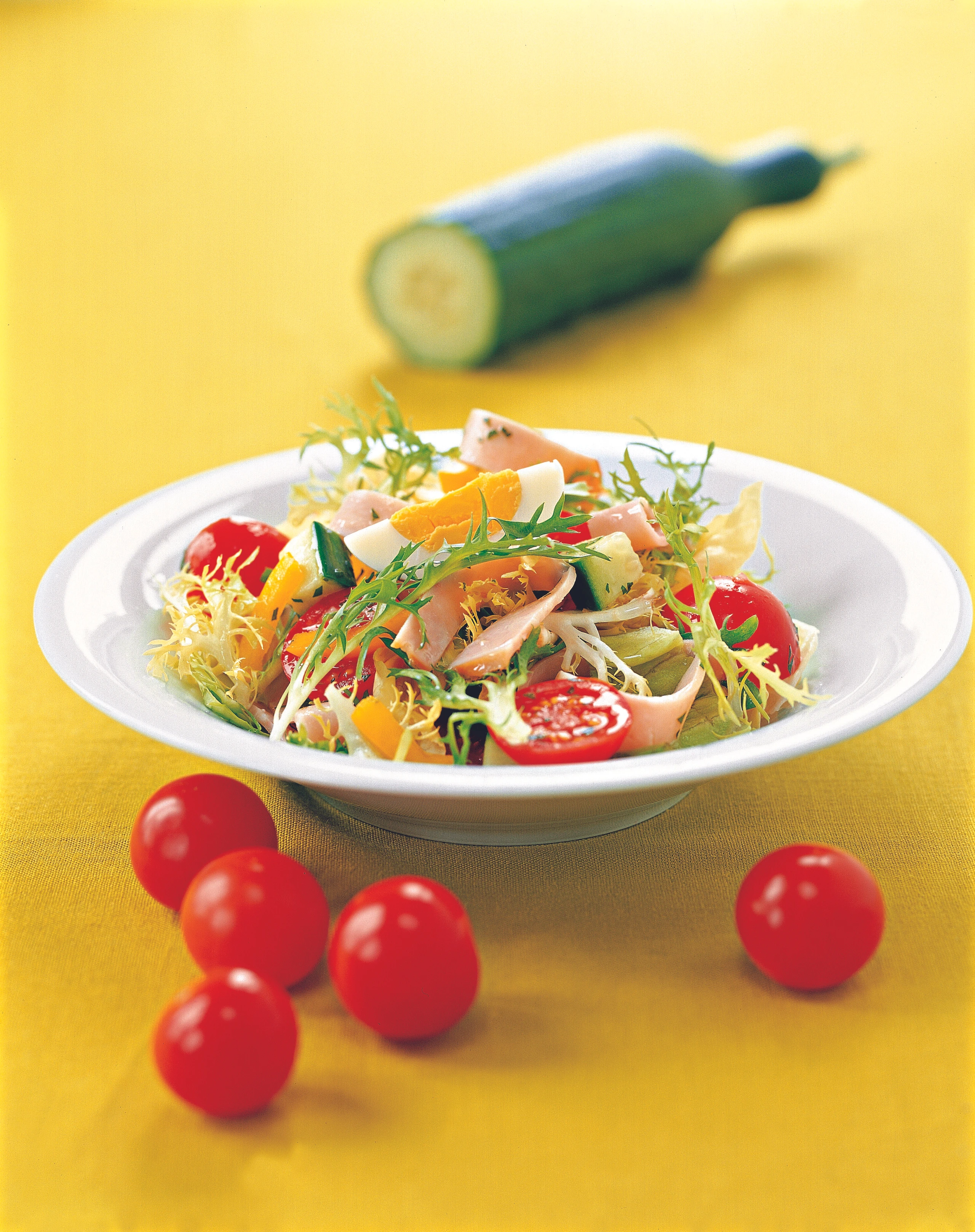 Gemüsesalat mit Putenschinken