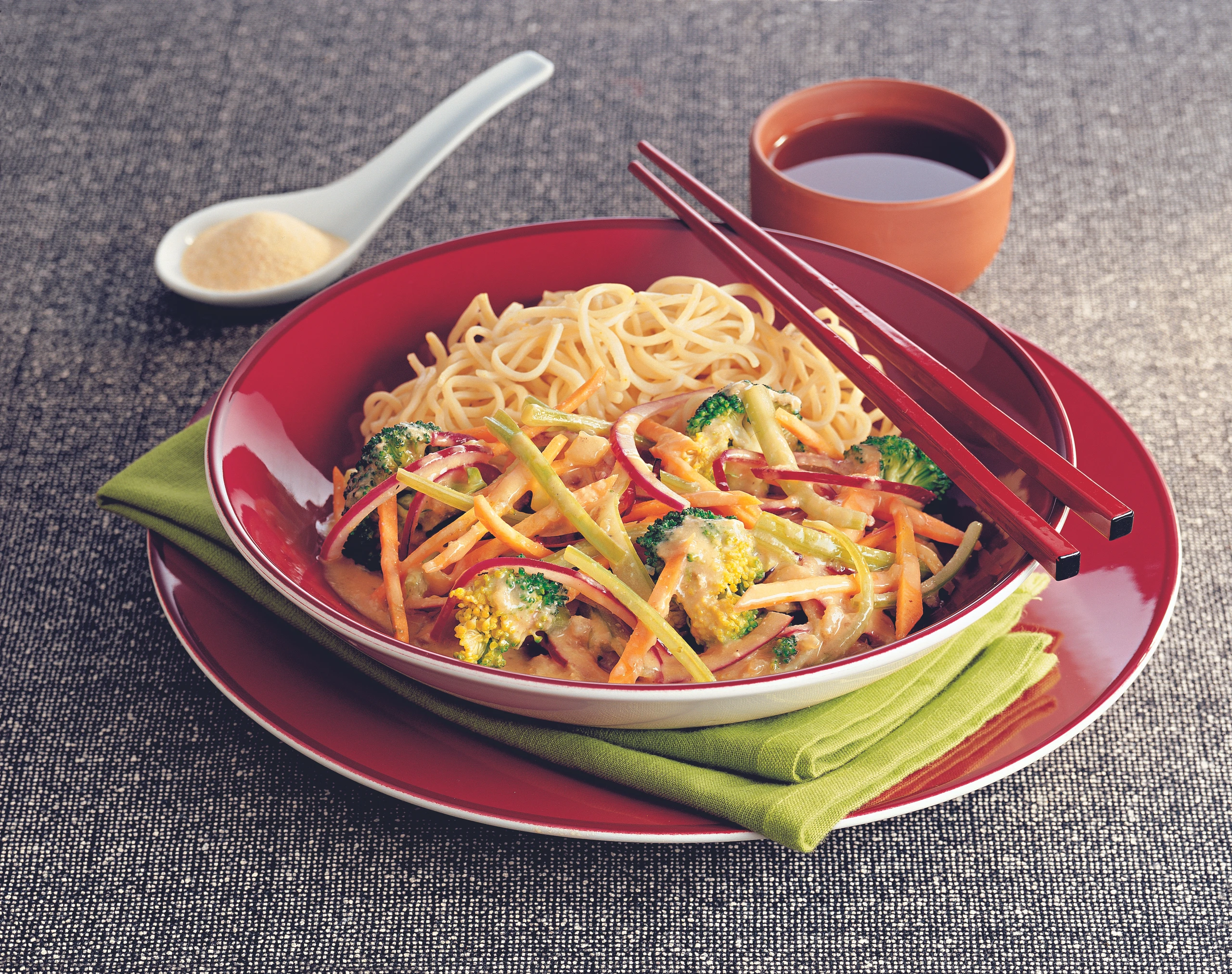 Gemüse-Nudelpfanne mit Zitronengras