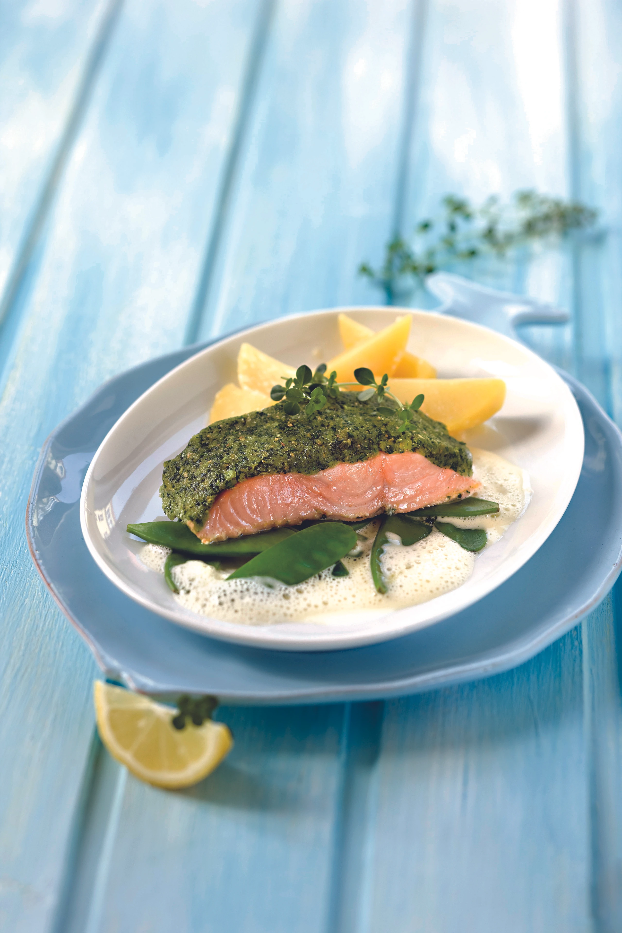 Lachs mit Kräuterhaube und buttrigen Erdäpfeln