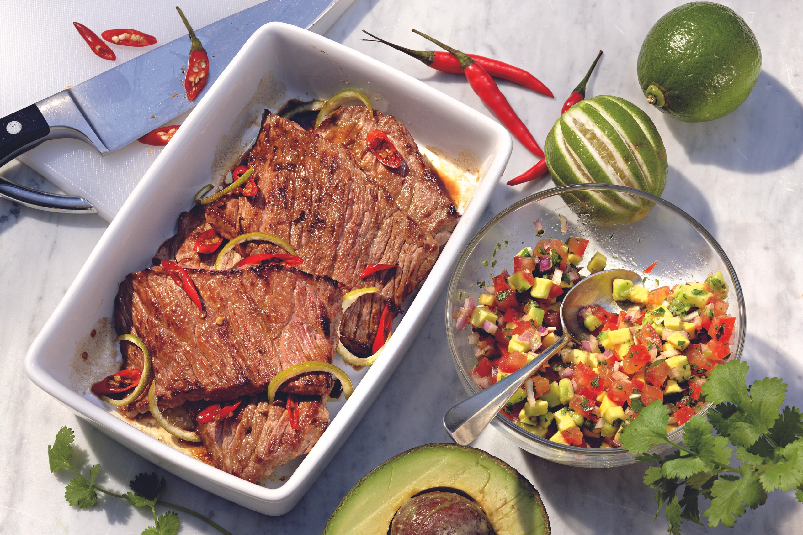 Rindsschnitzel mit Paradeiser-Avocado-Salsa