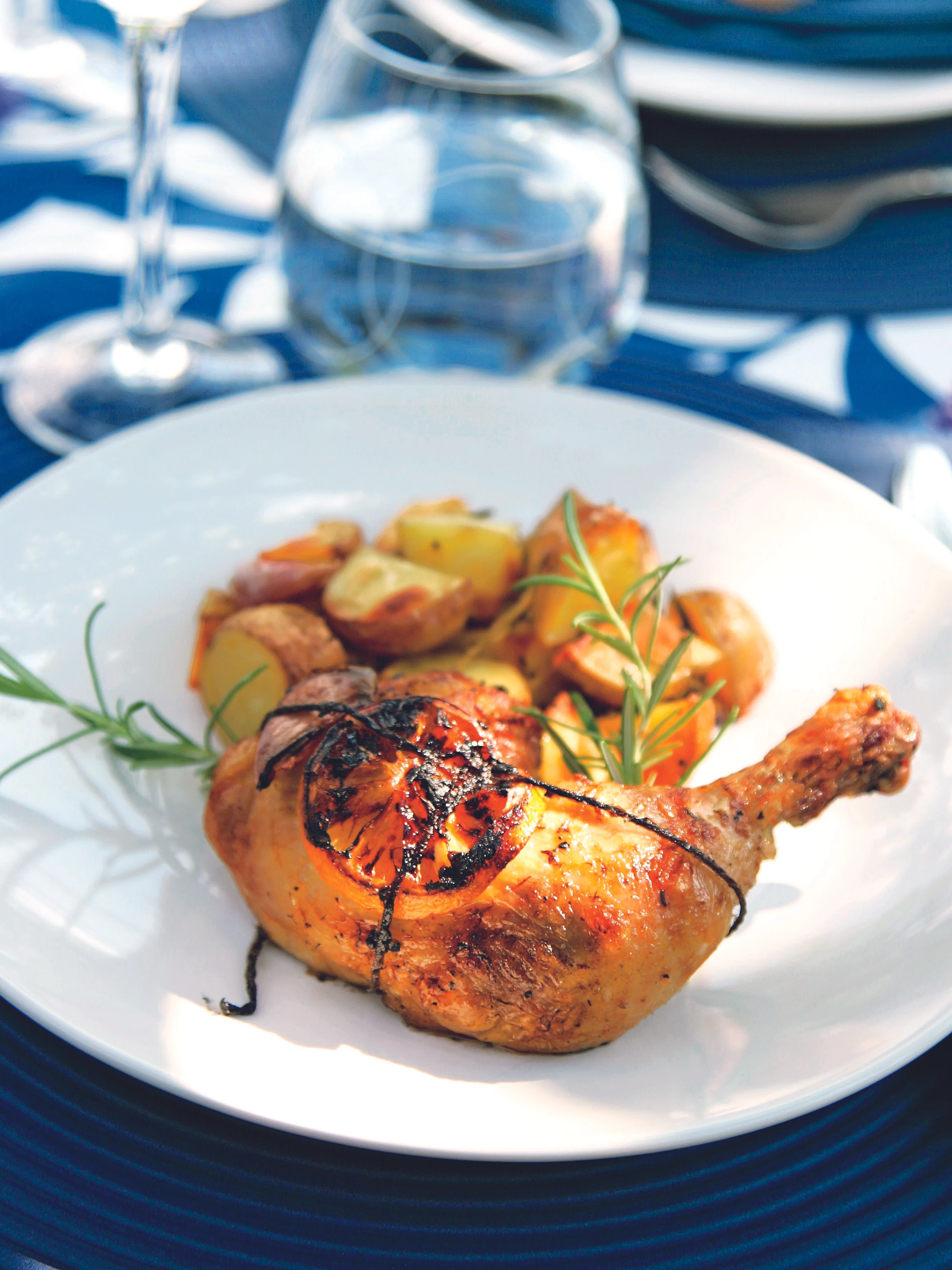 Hühnerkeulen mit Zitrone und Rosmarin-Erdäpfeln