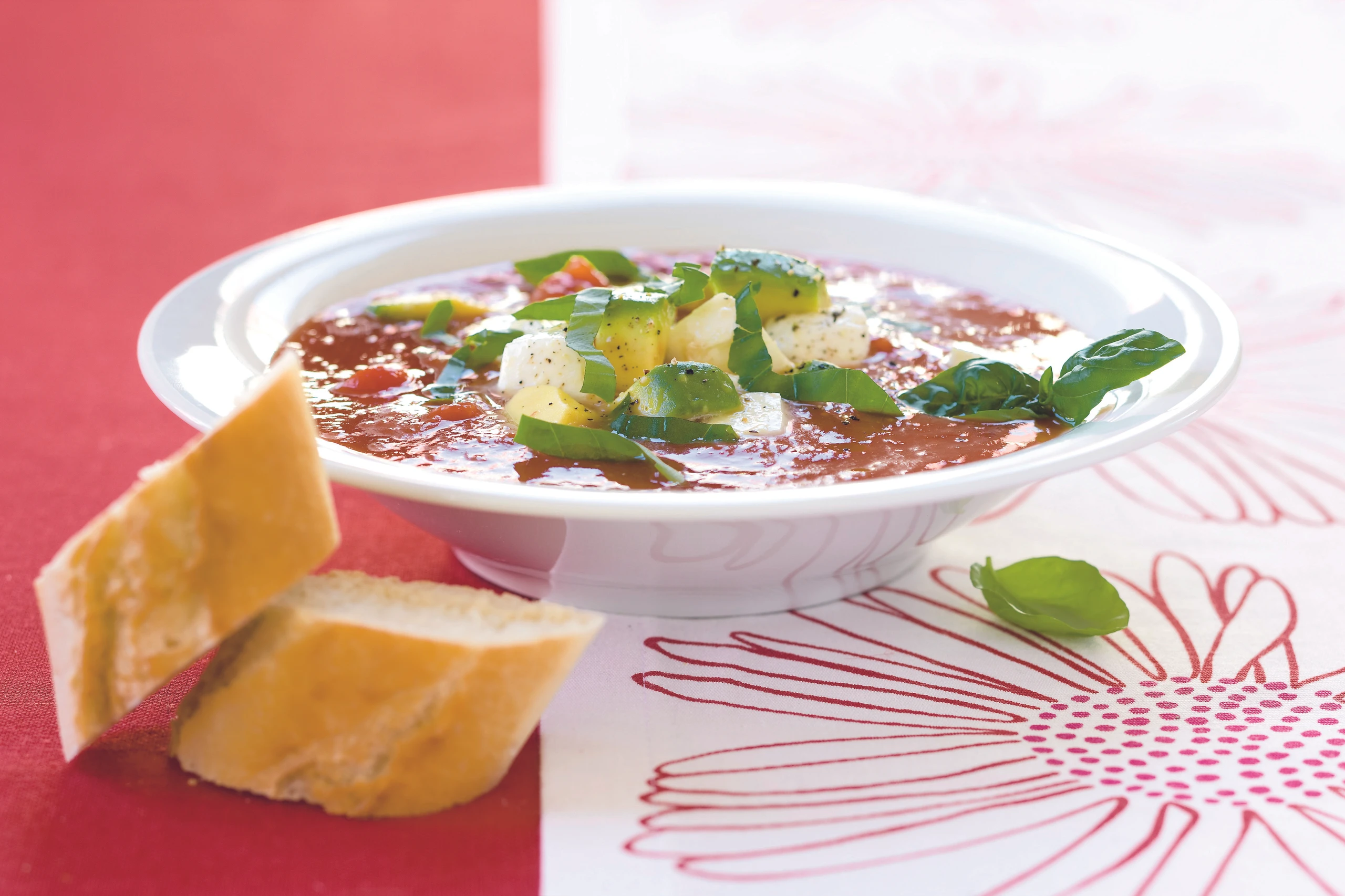 Kalte Paradeisersuppe mit Avocado und Mozzarella