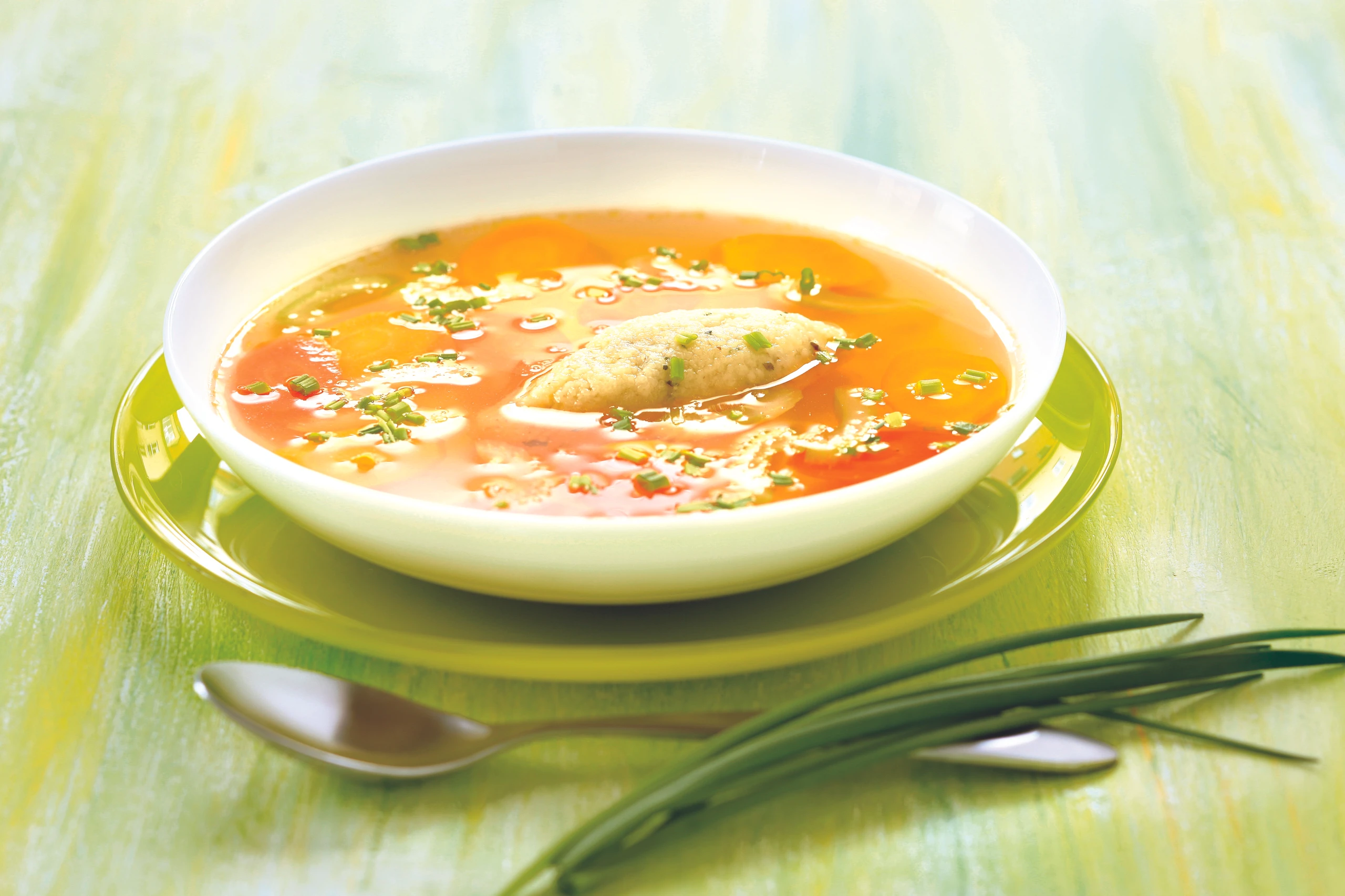 Gemüsesuppe mit Kräuternockerln