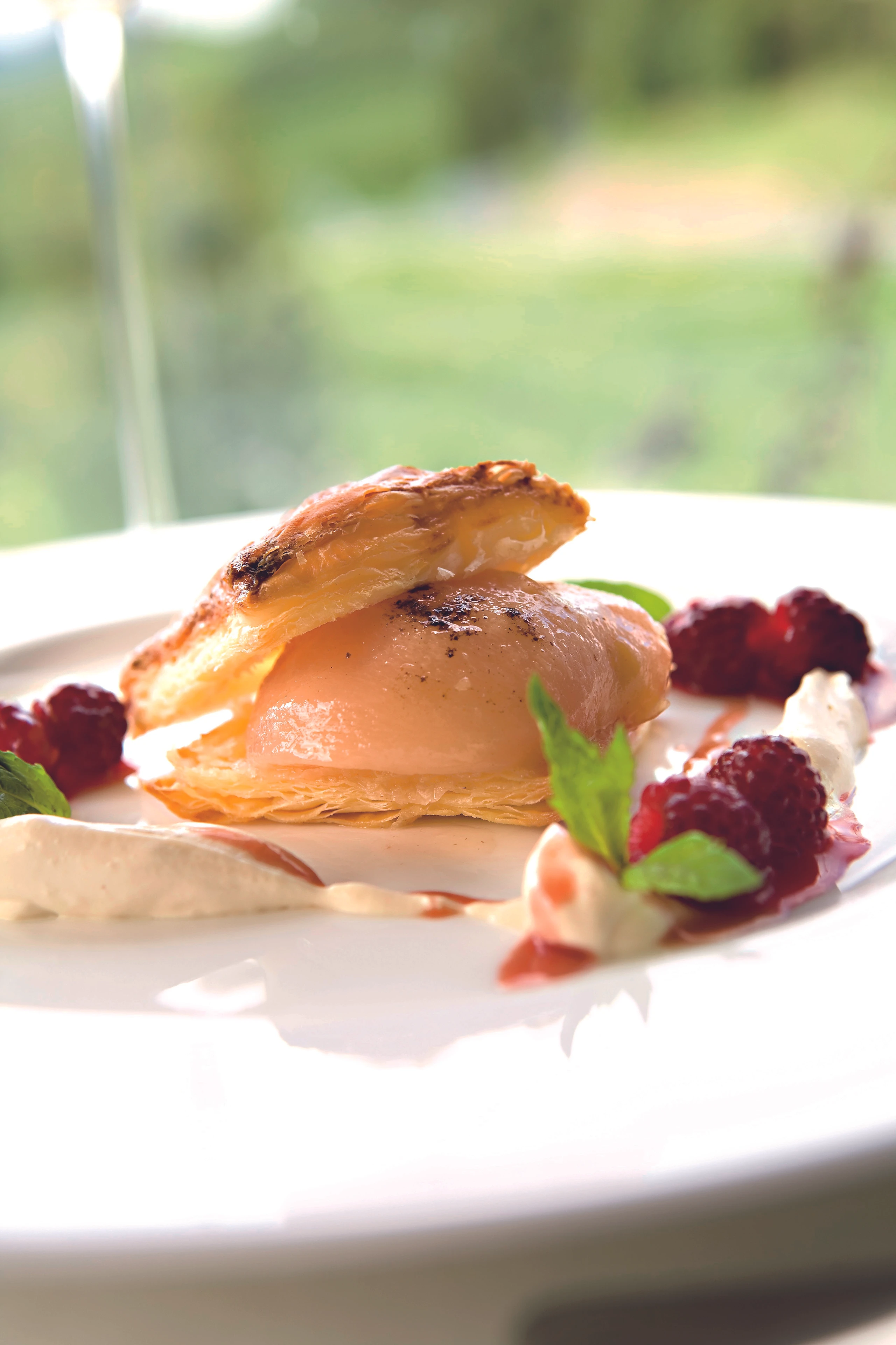 Geschmorter Pfirsich im Blätterteig mit Karamellobers