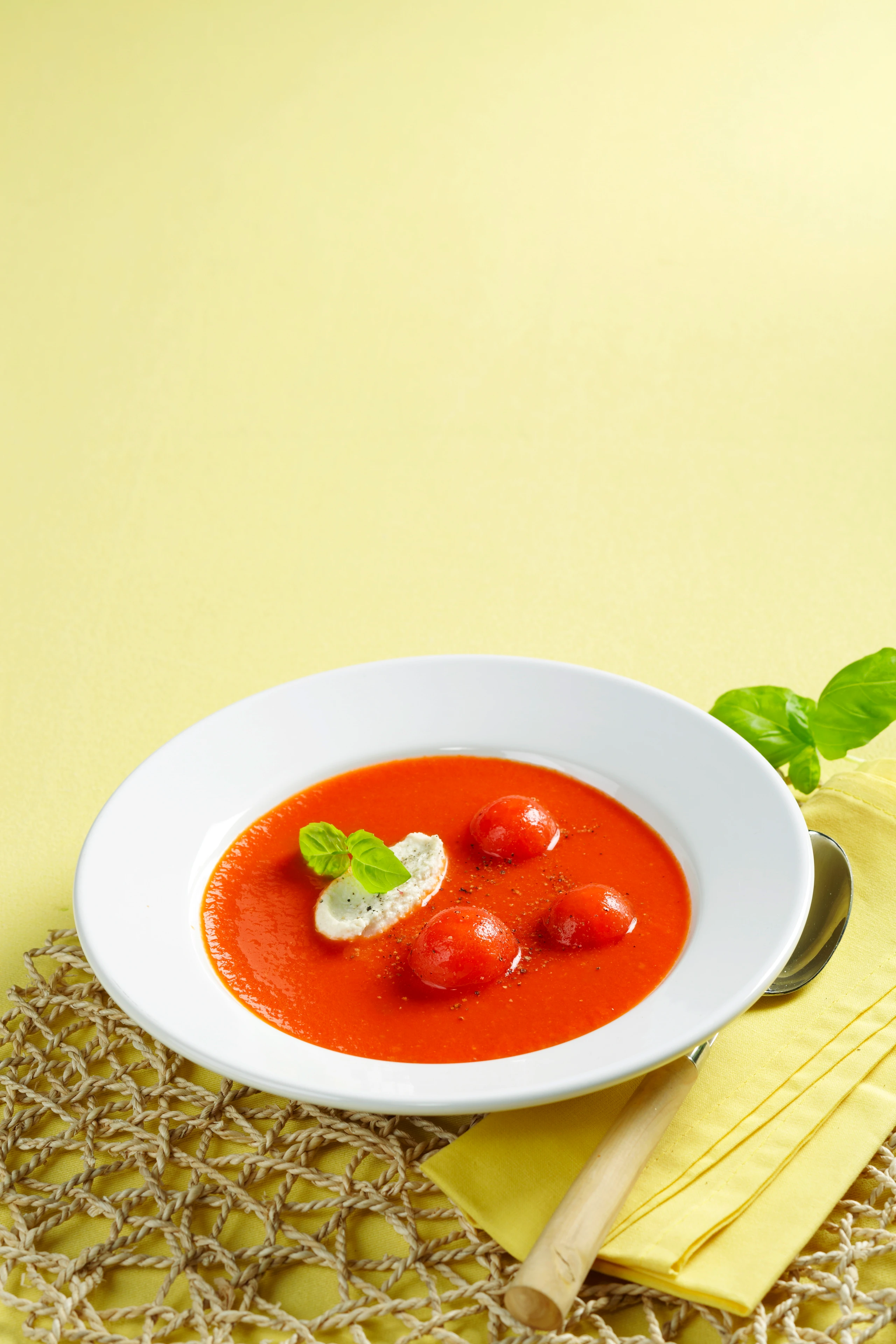 Paradeissuppe mit Mandelcreme