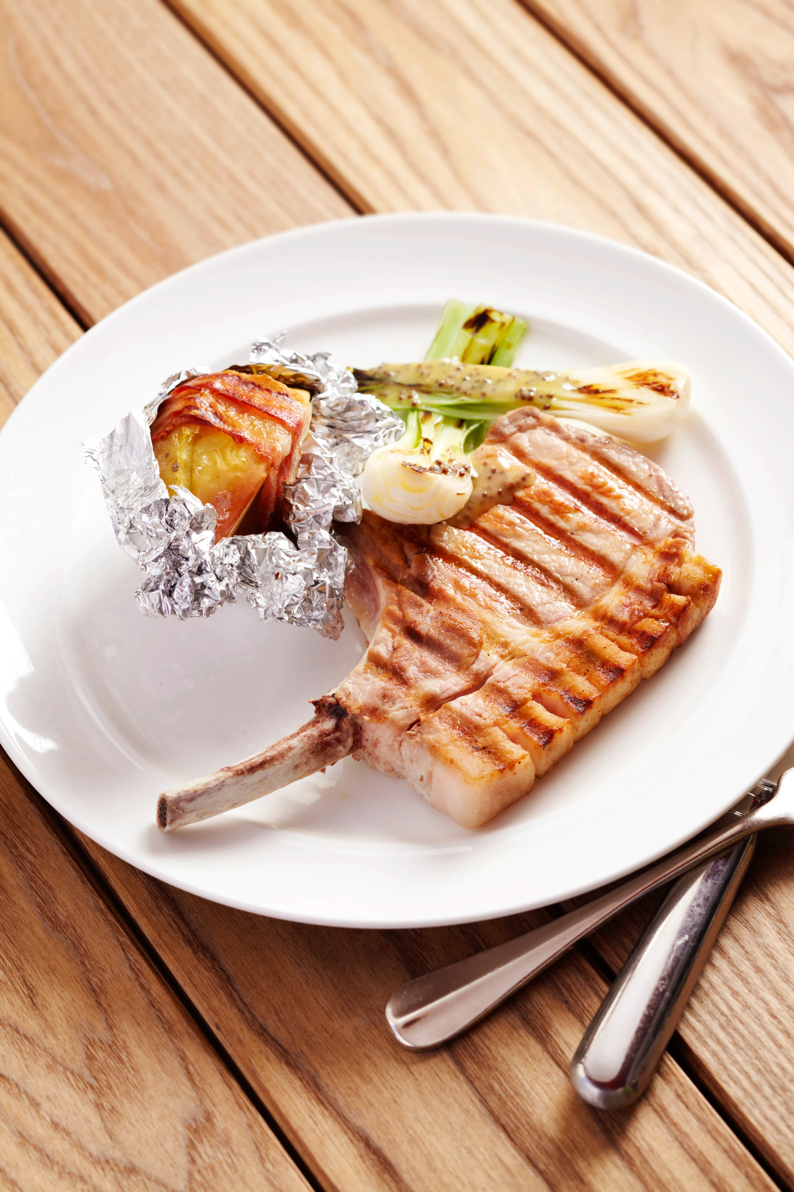 Gegrillte Schweinskoteletts mit Senfsauce