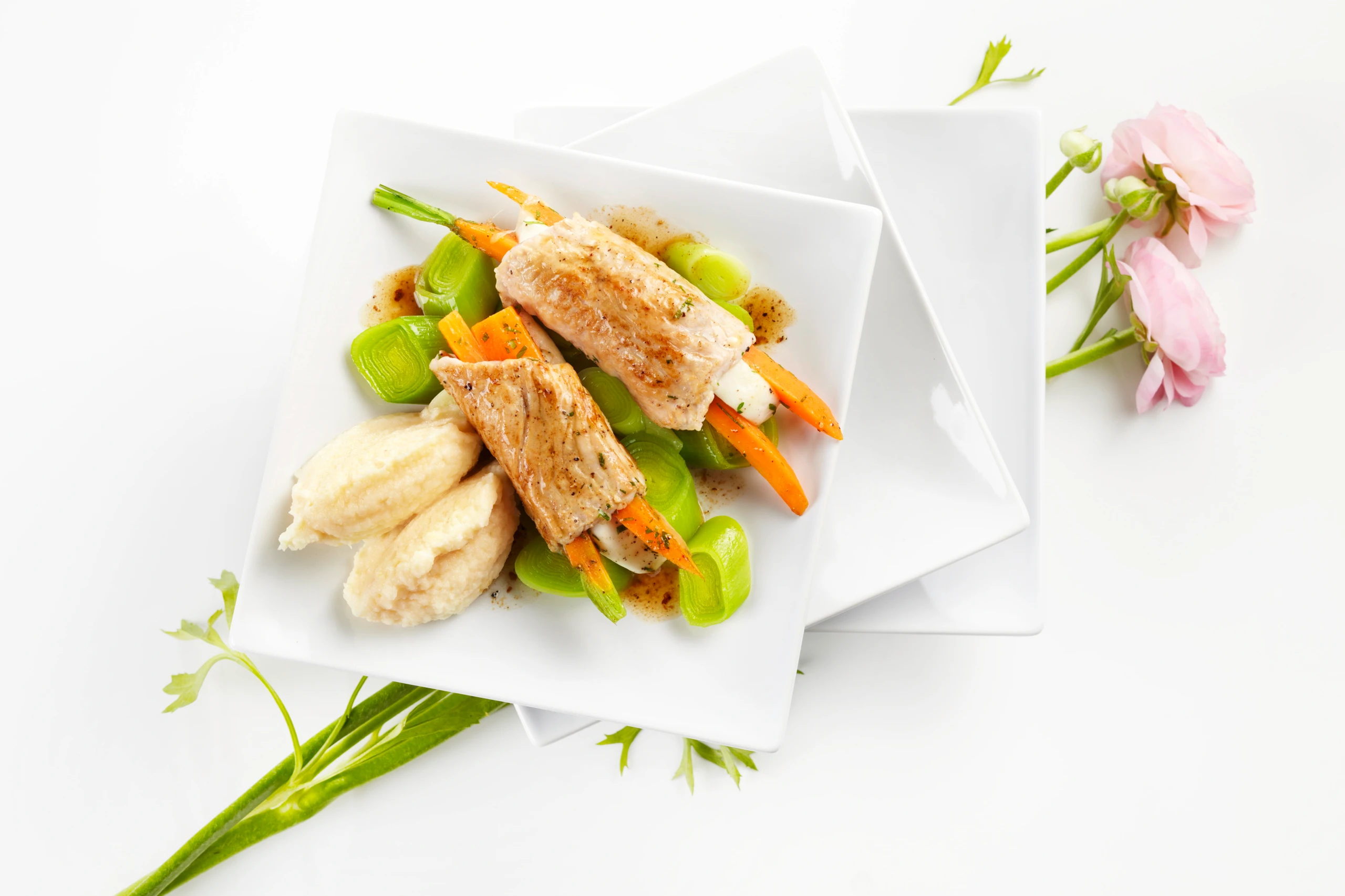 Putenröllchen mit Lauch und Pastinakenpüree