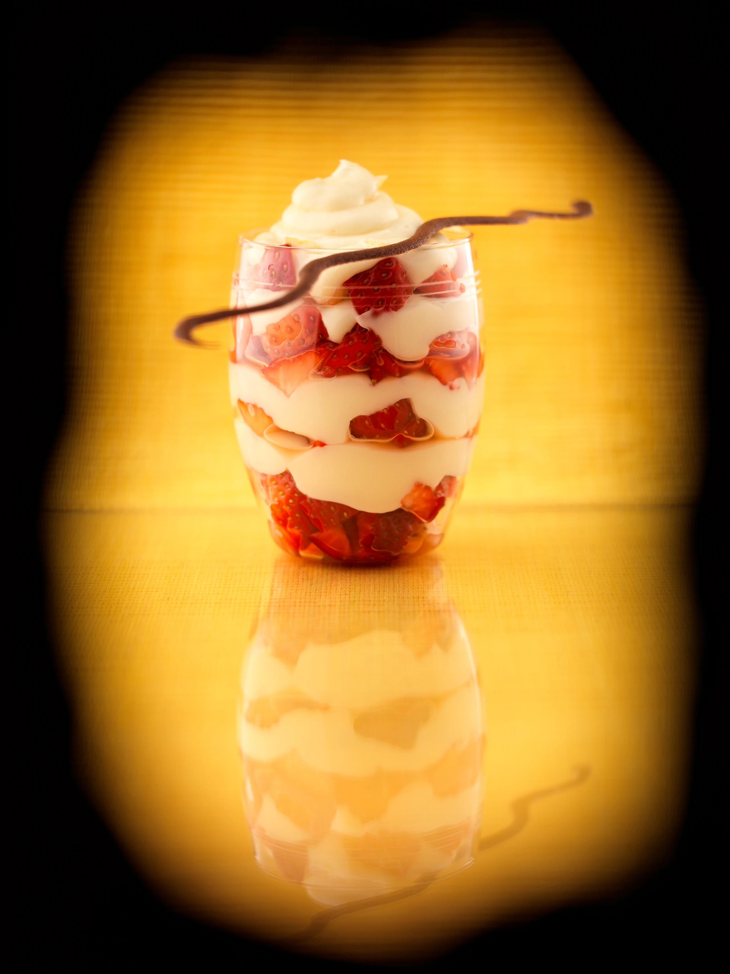 Zitronencreme mit Erdbeeren und Schokowellen