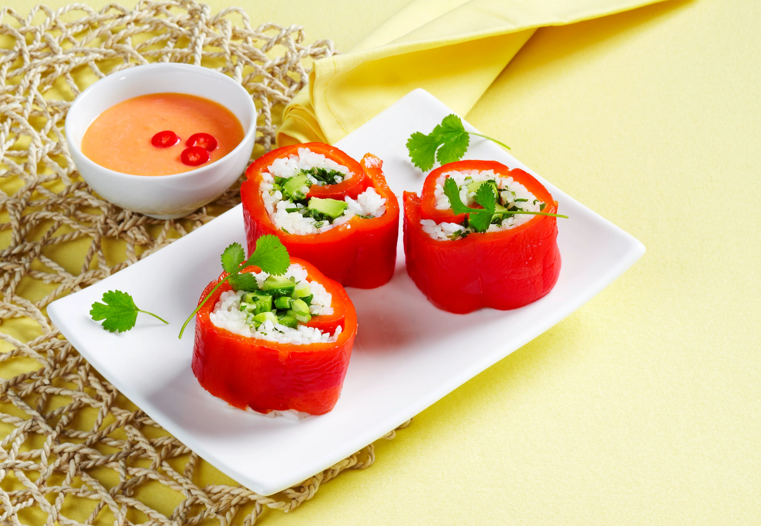 © GUSTO / Stefan Liewehr Paprika-Sushi mit Avocado