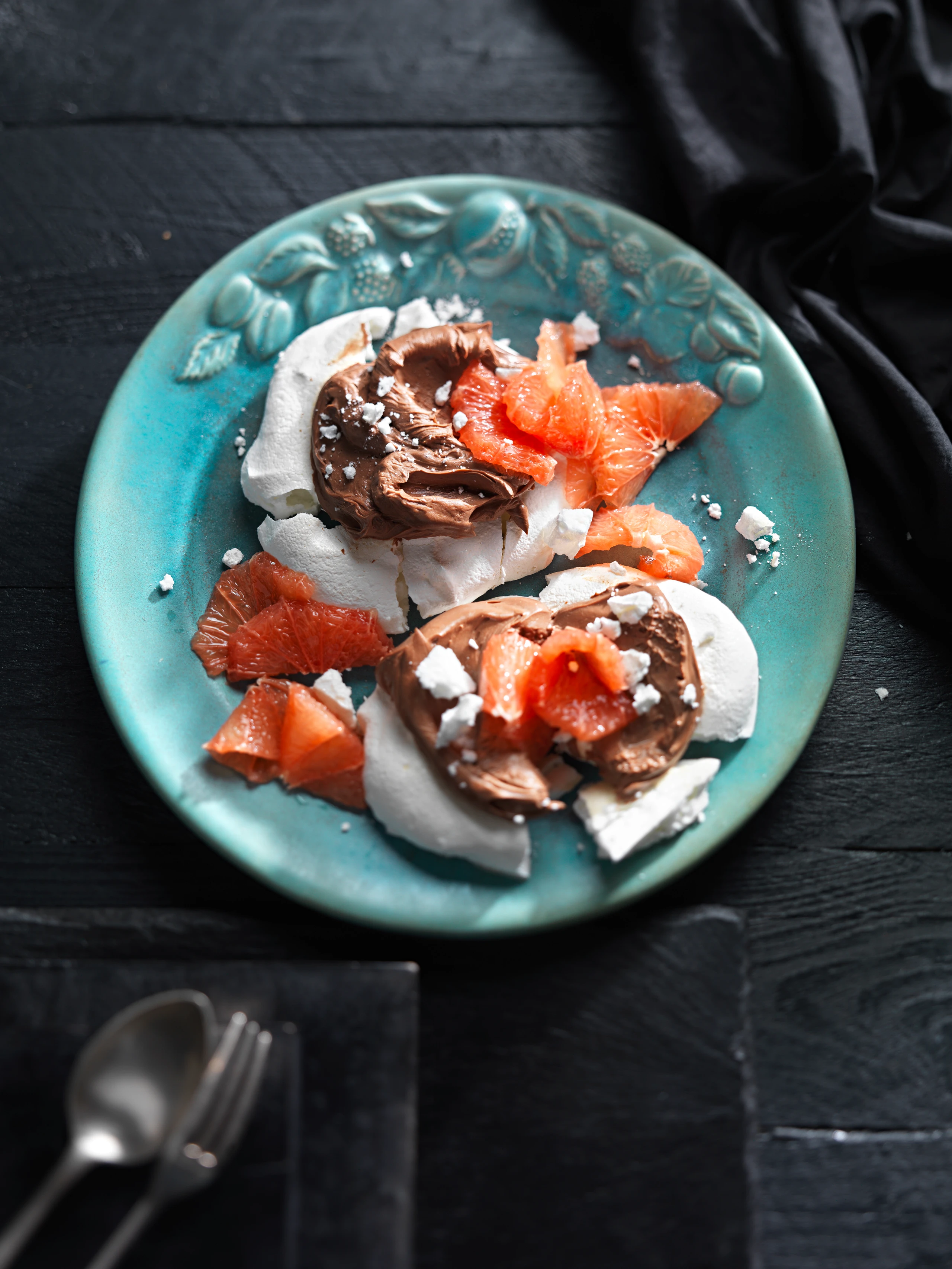 Pavlova mit Schokolade und Grapefruits