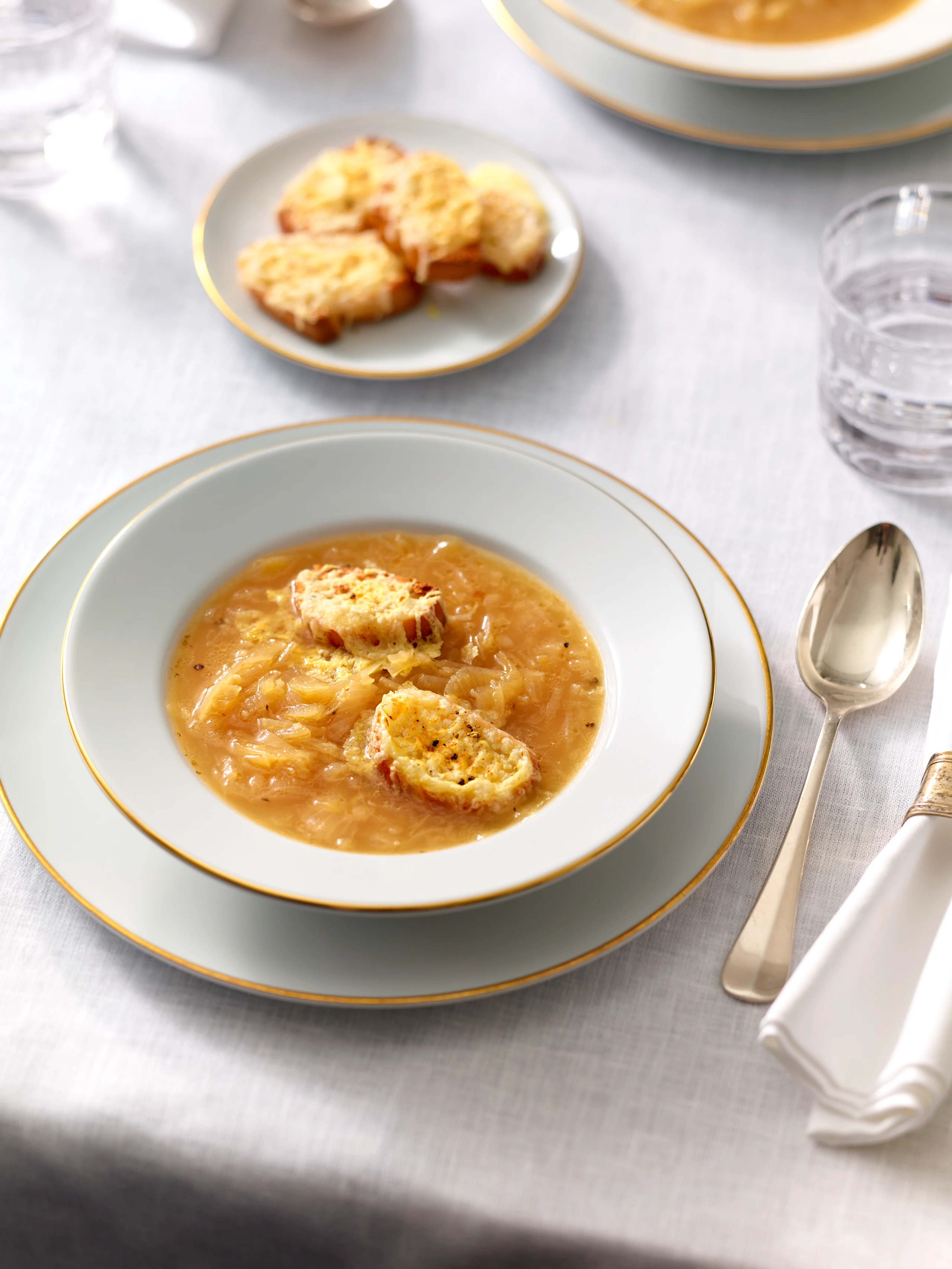 Zwiebelsuppe mit Käsebrötchen