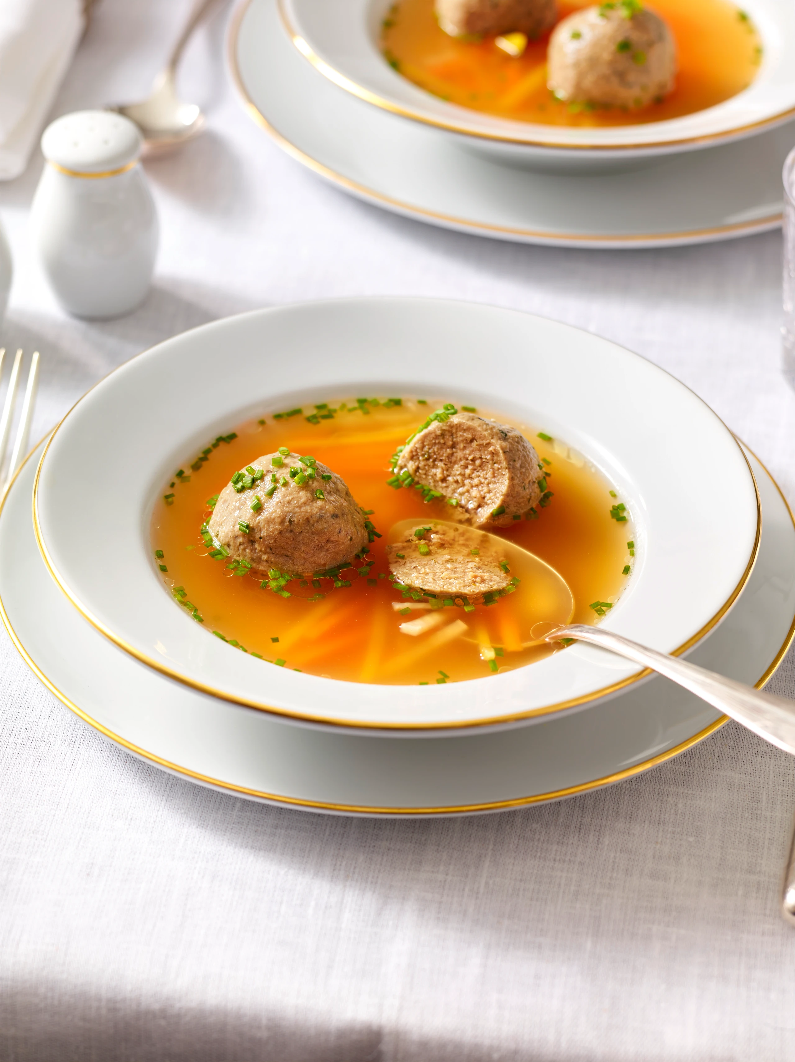 Leberknödelsuppe mit Gemüsestreifen