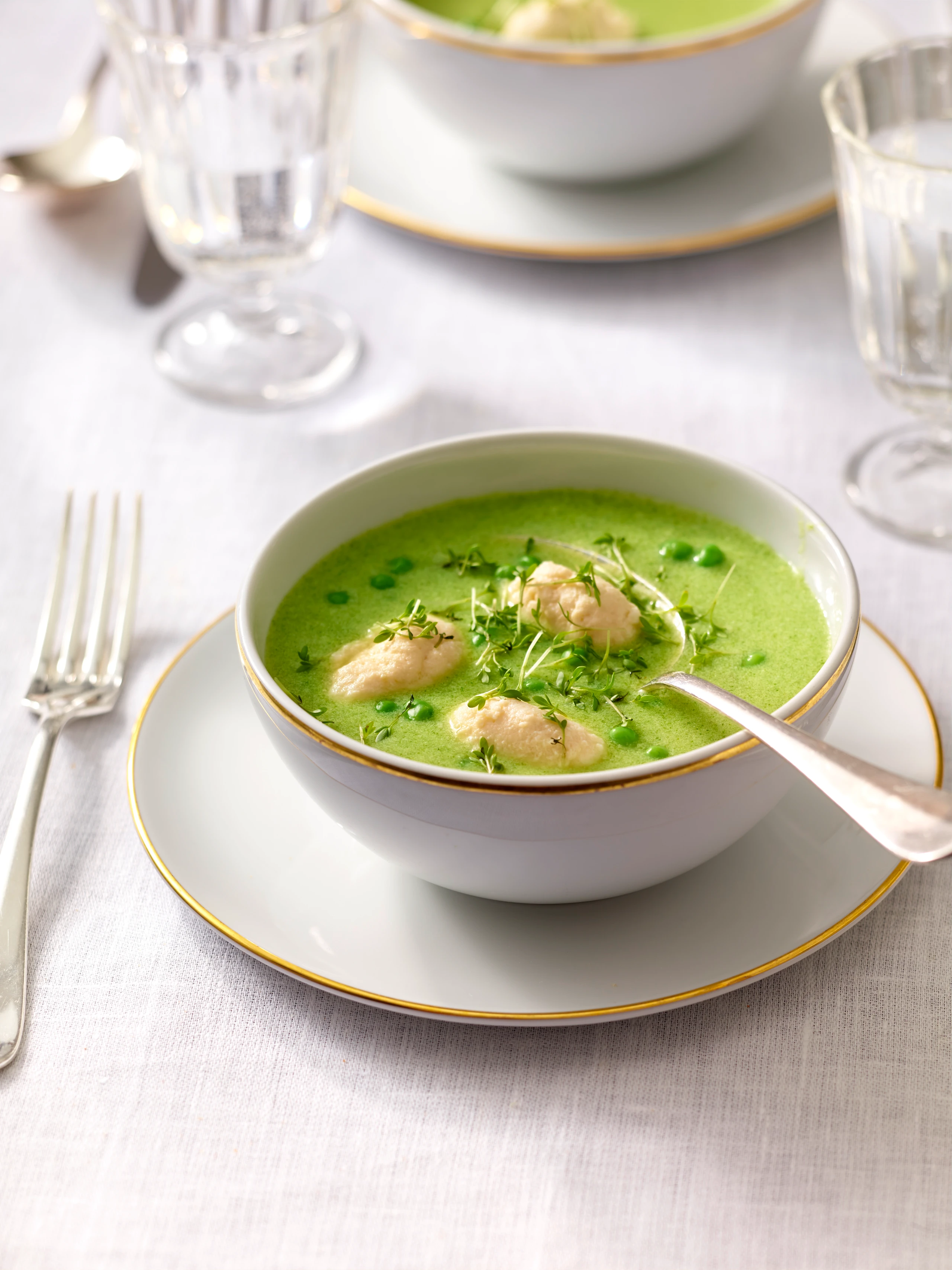 Kochsalatsuppe mit Erbsen und Hühnernockerln