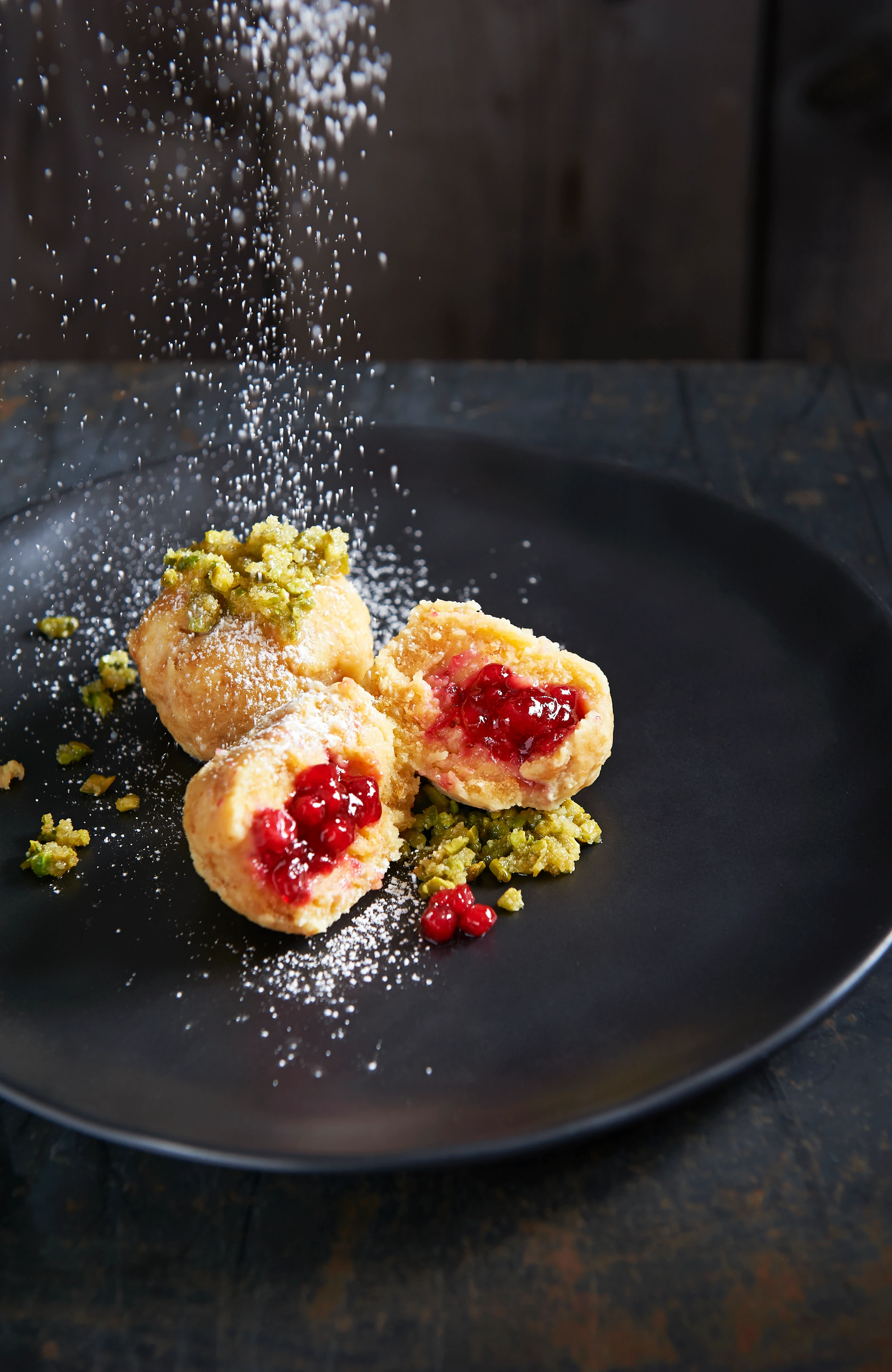 Briocheknödel mit Preiselbeeren und Pistazienbutter