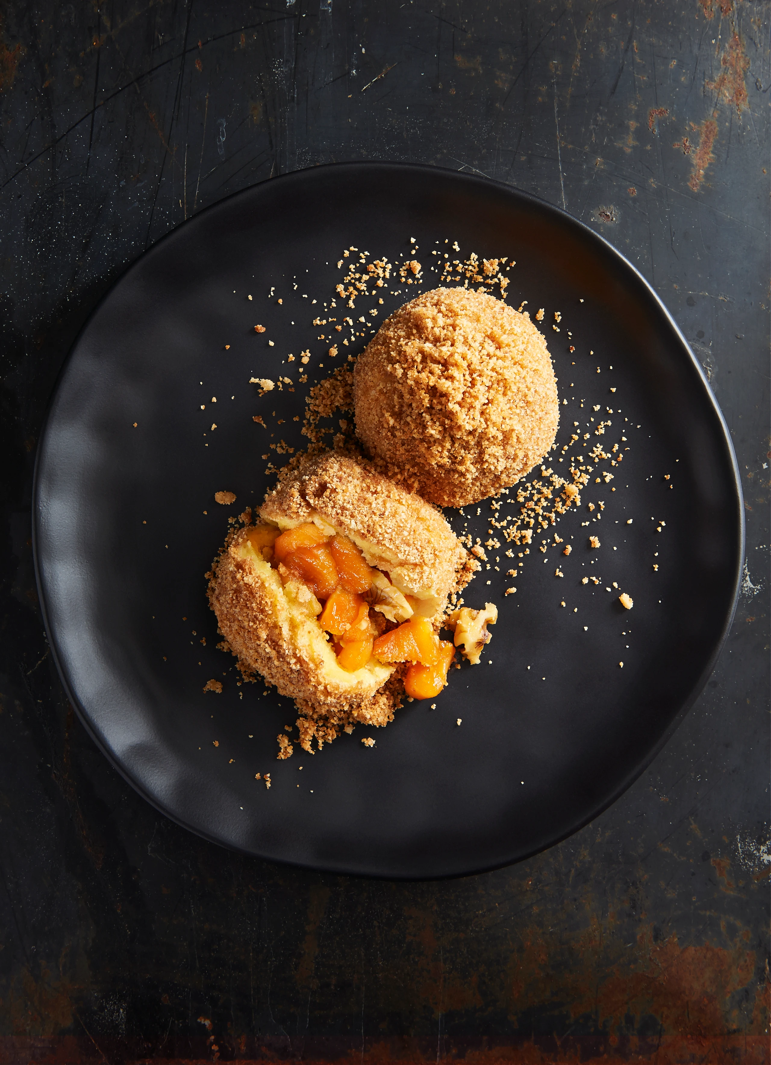 Erdäpfelknödel mit Apfelfülle und Butterbrösel