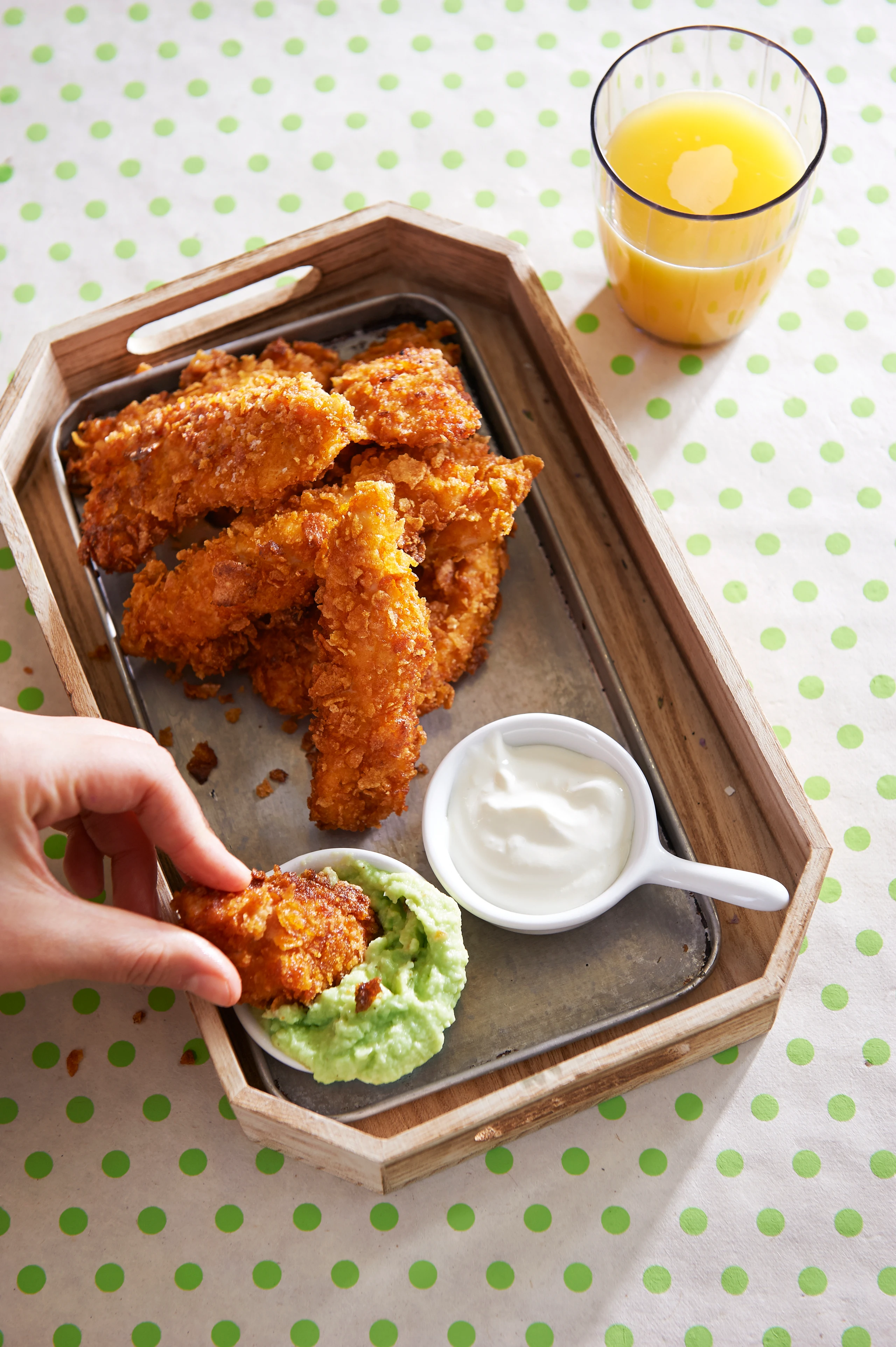 Cornflakes Chicken Fingers mit Sauerrahm-Dip und Avocado-Dip