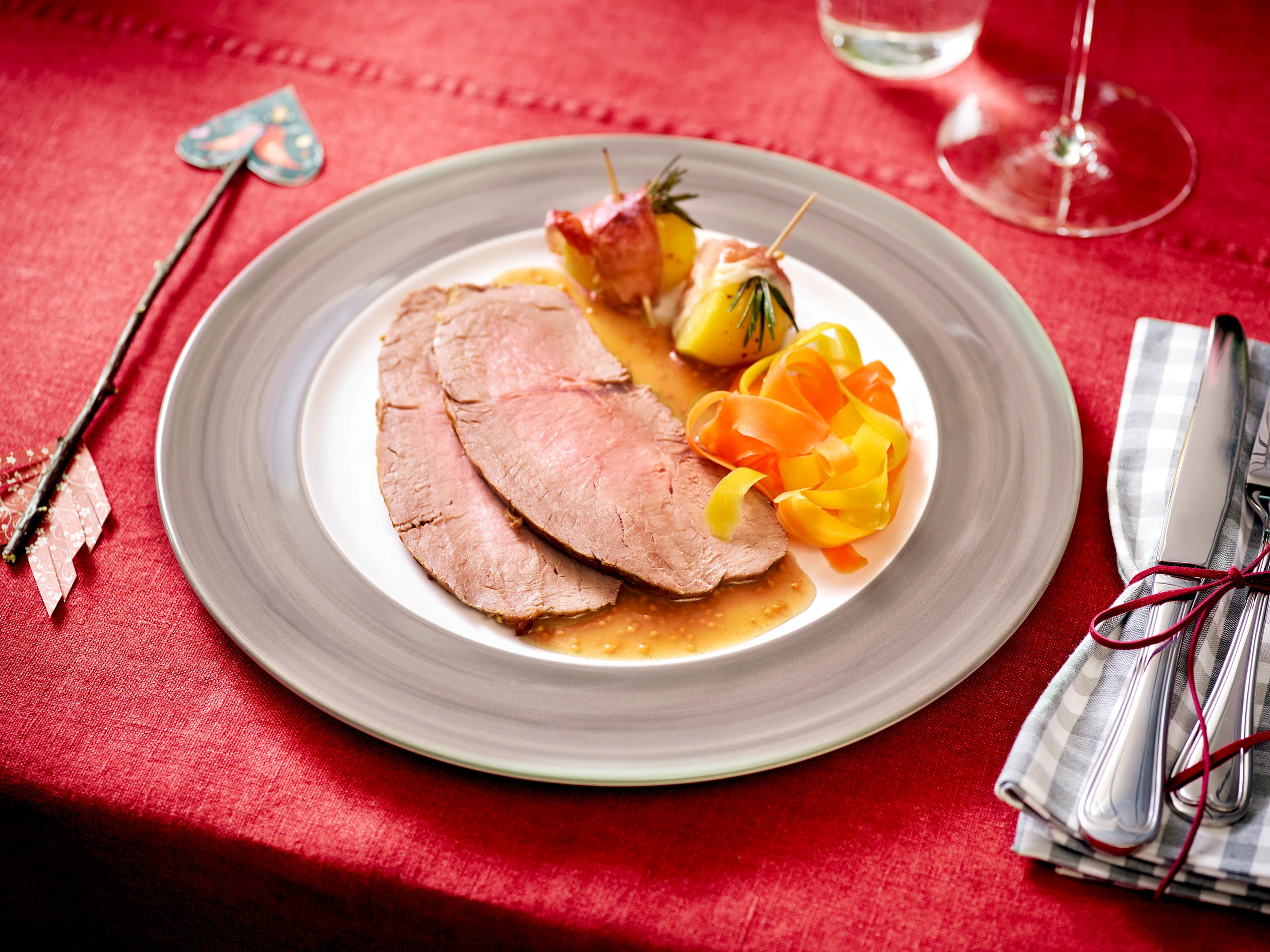 Kalbsbraten mit Senfsauce und Schinken-Erdäpfeln