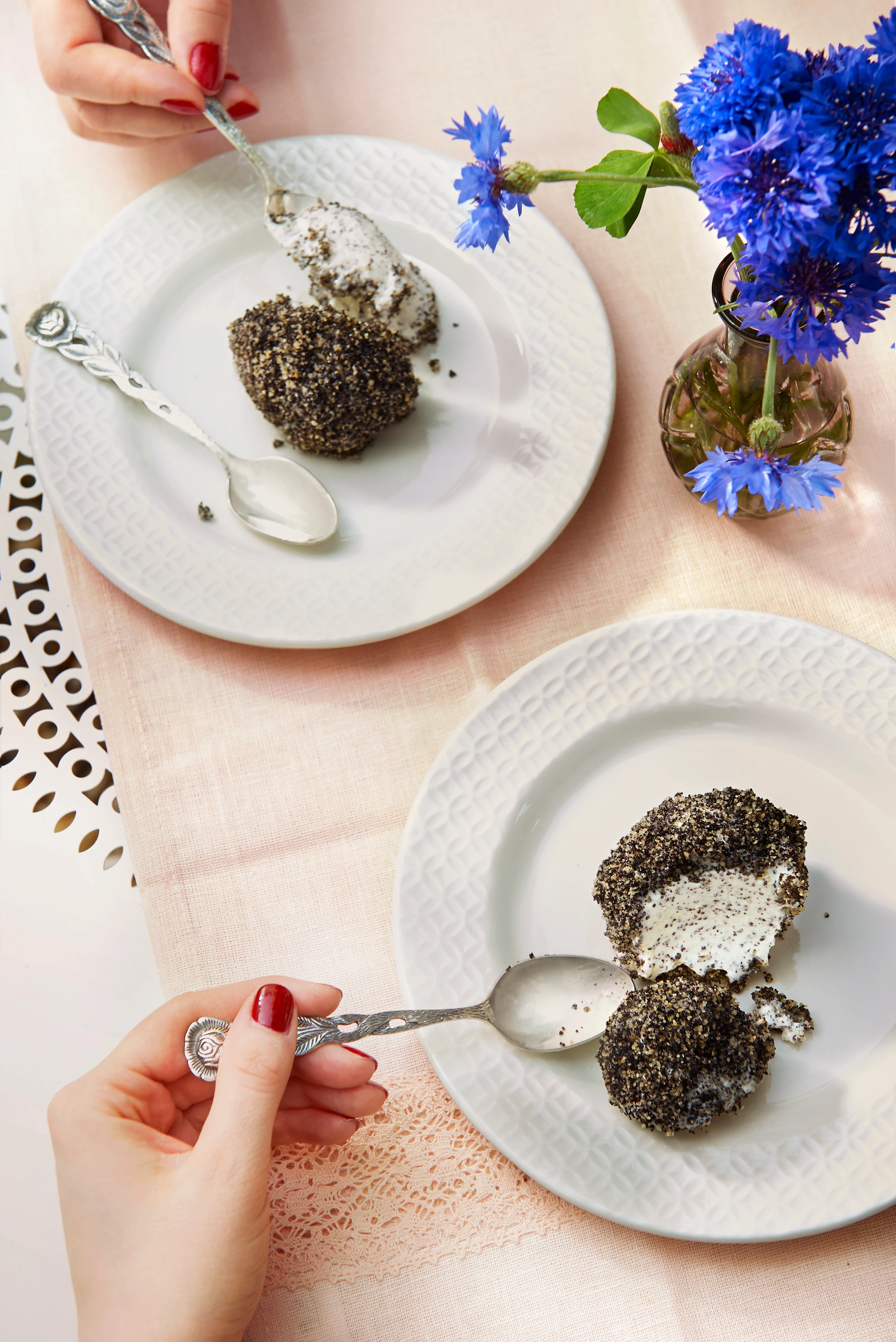 Mohn-Amaretto-Eisknödel